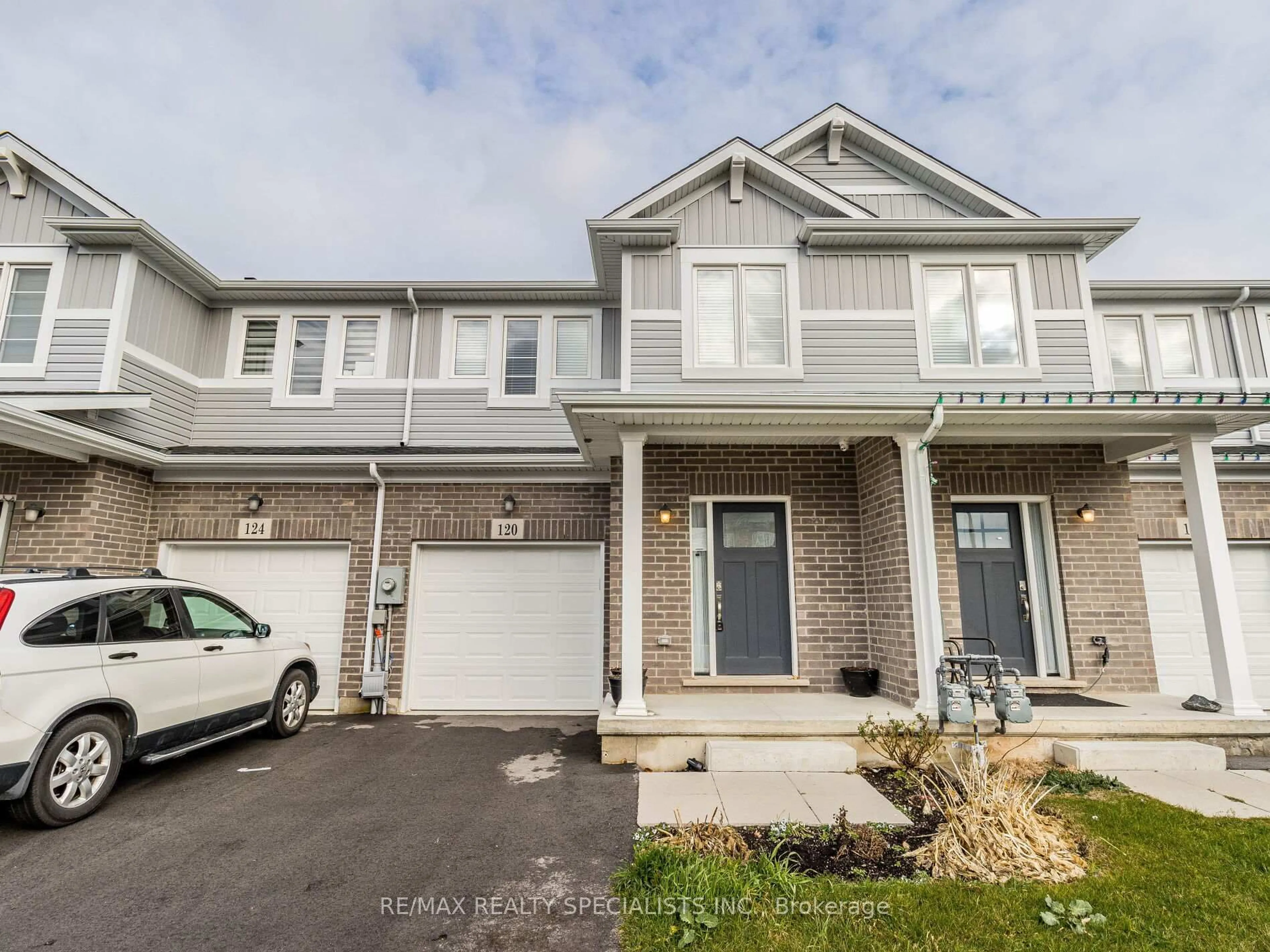 A pic from outside/outdoor area/front of a property/back of a property/a pic from drone, street for 120 Sycamore St, Welland Ontario L3C 0H8