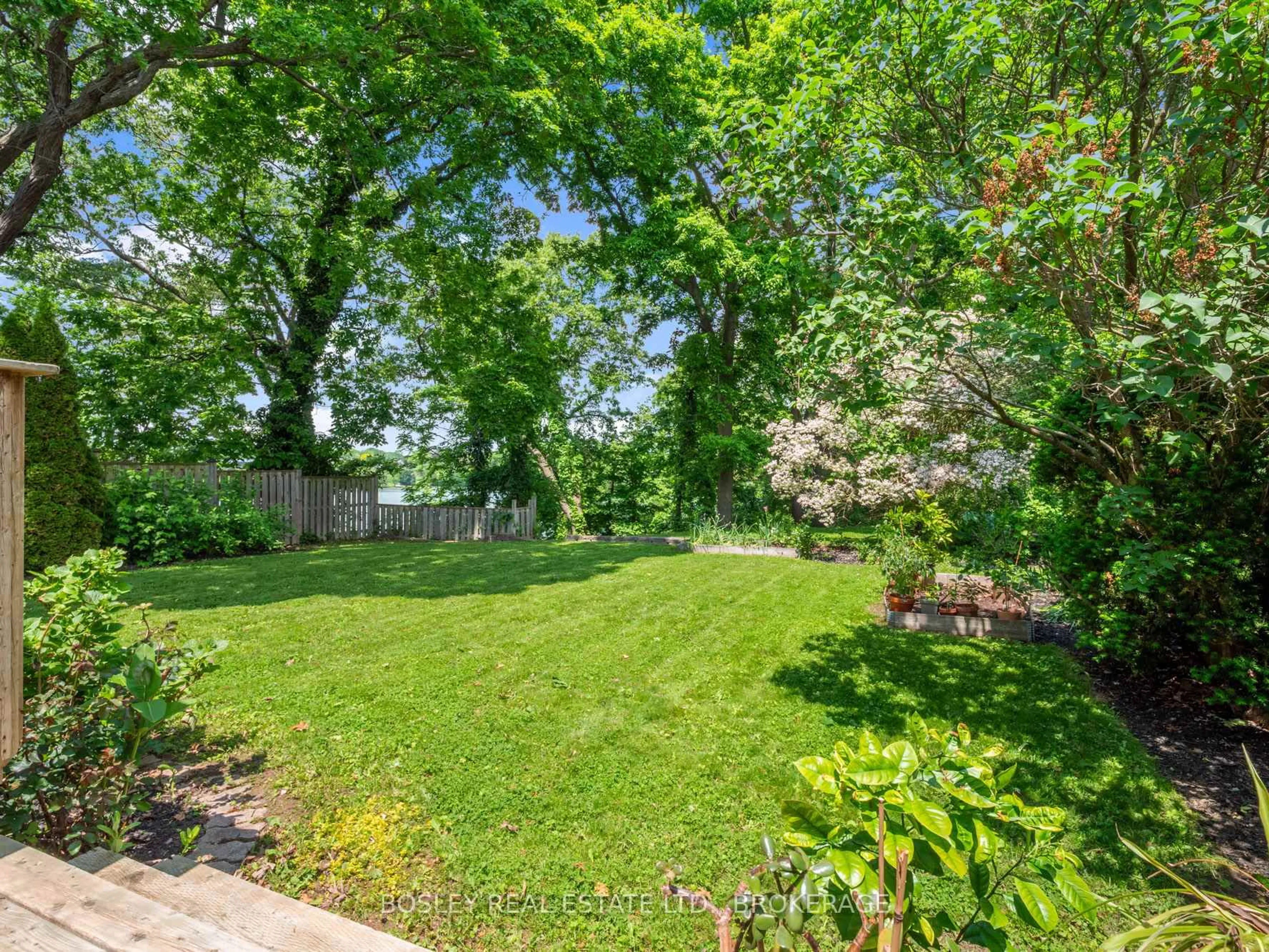 A pic from outside/outdoor area/front of a property/back of a property/a pic from drone, forest/trees view for 48 Henley Dr, St. Catharines Ontario L2N 4A9