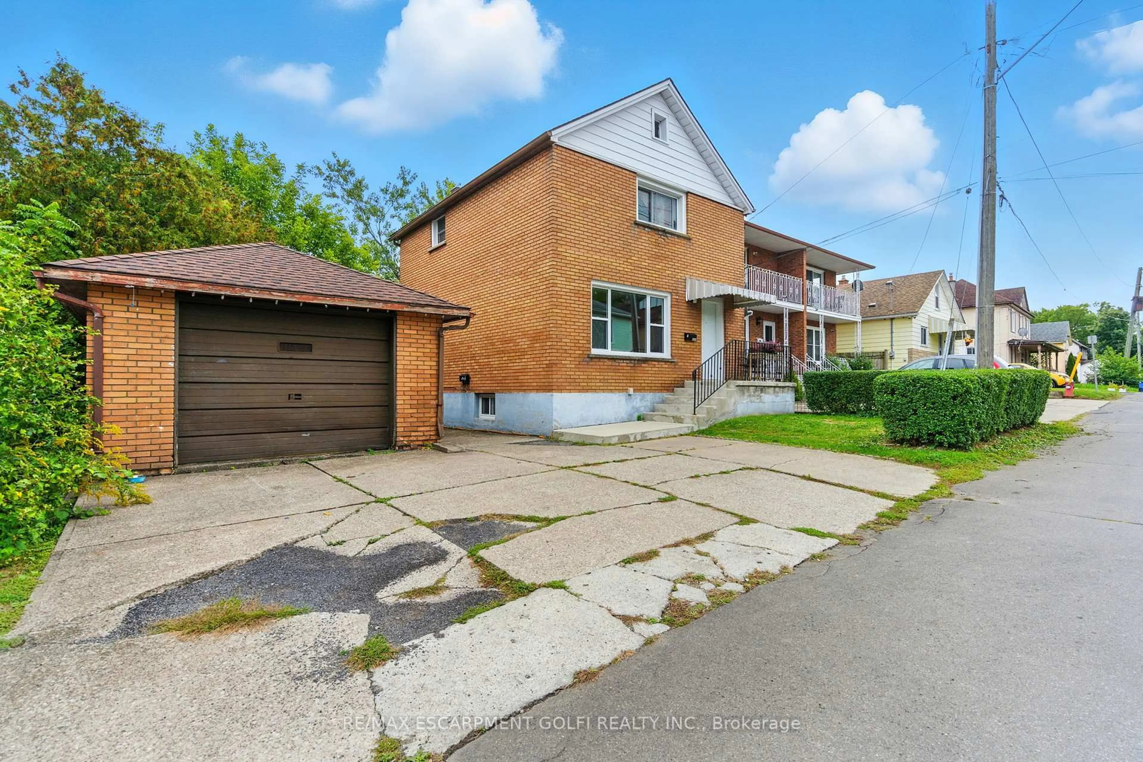 A pic from outside/outdoor area/front of a property/back of a property/a pic from drone, street for 6044 Grey Ave, Niagara Falls Ontario L2G 4B4