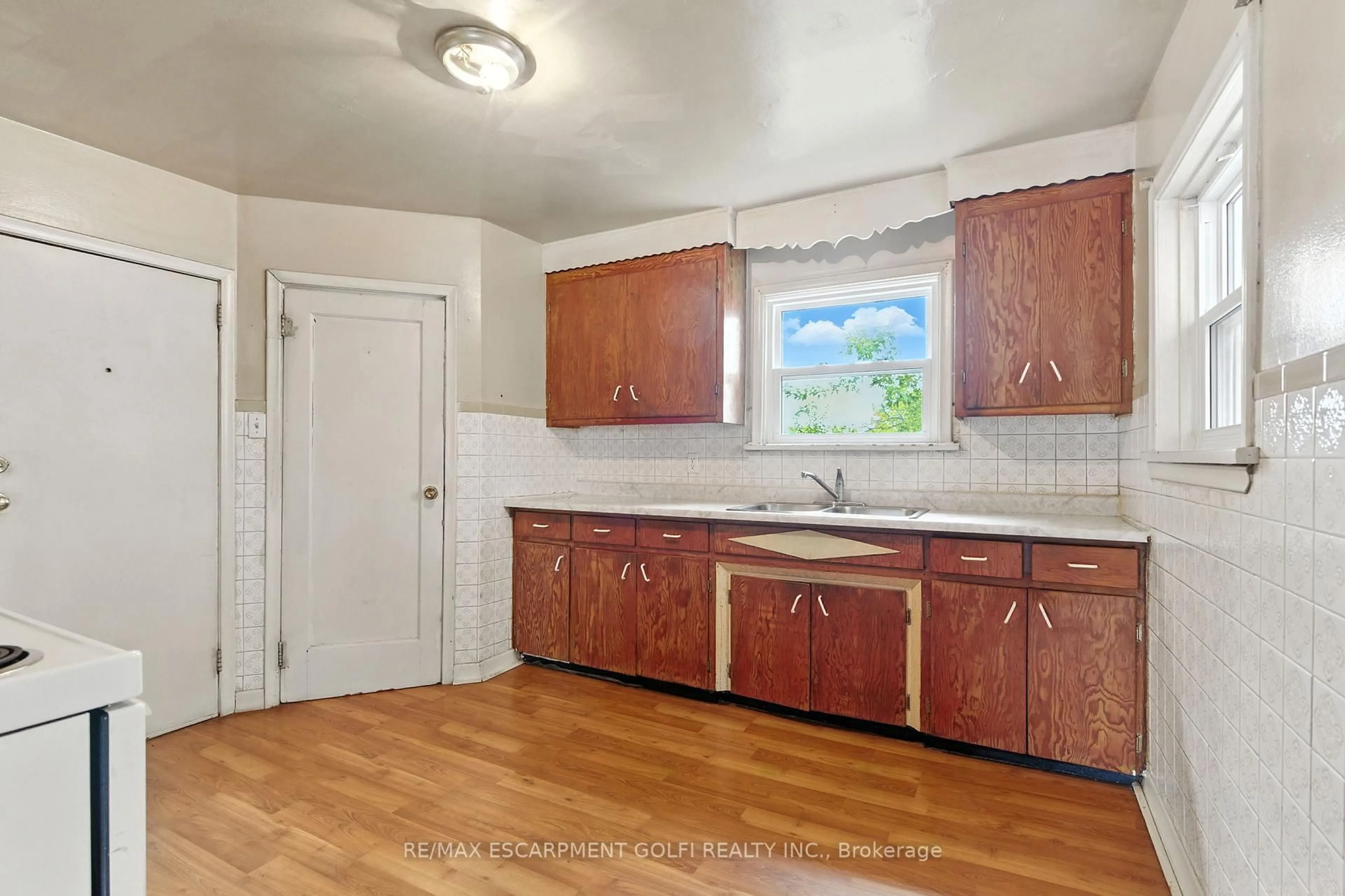 Standard kitchen, unknown for 6044 Grey Ave, Niagara Falls Ontario L2G 4B4