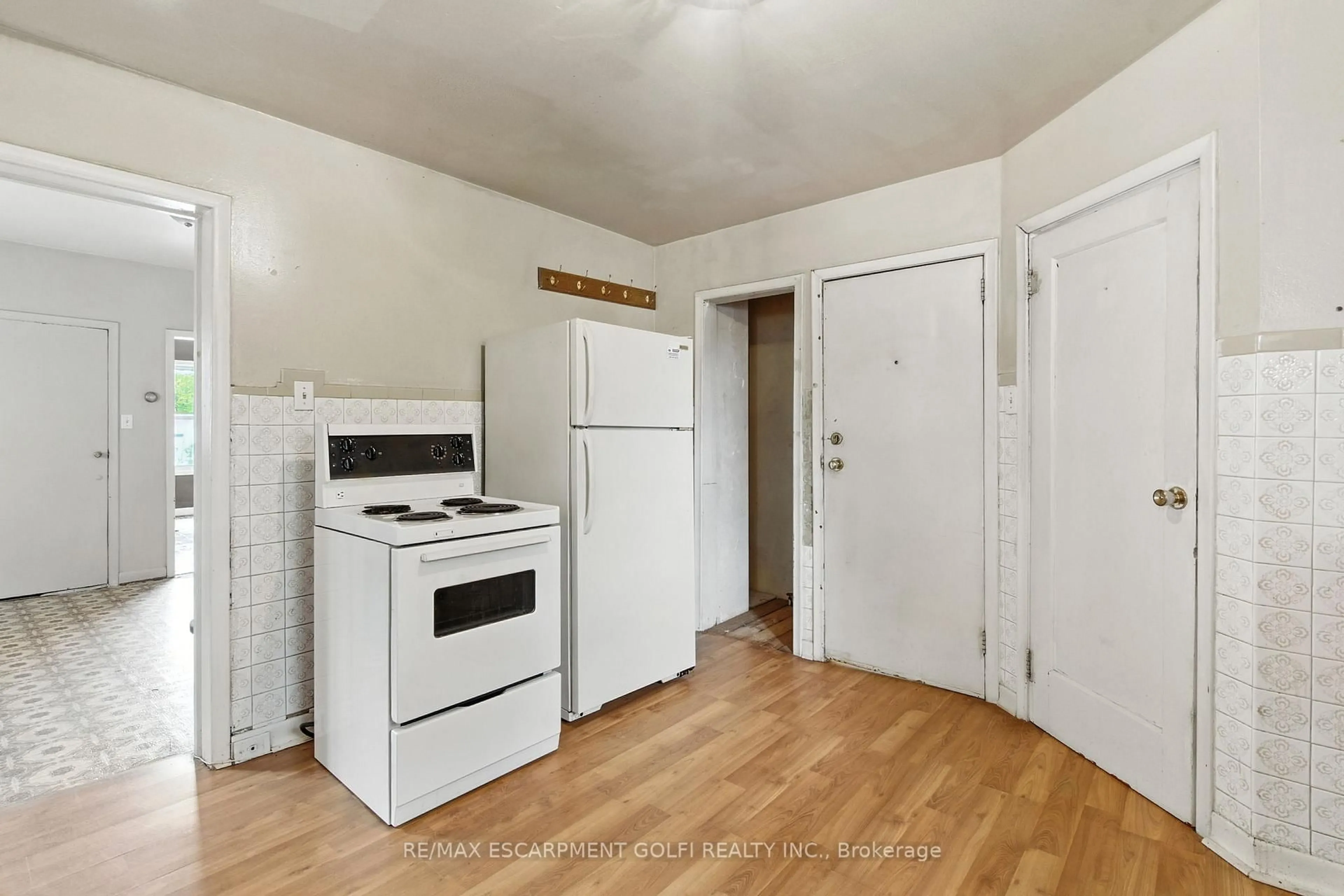 Standard kitchen, unknown for 6044 Grey Ave, Niagara Falls Ontario L2G 4B4