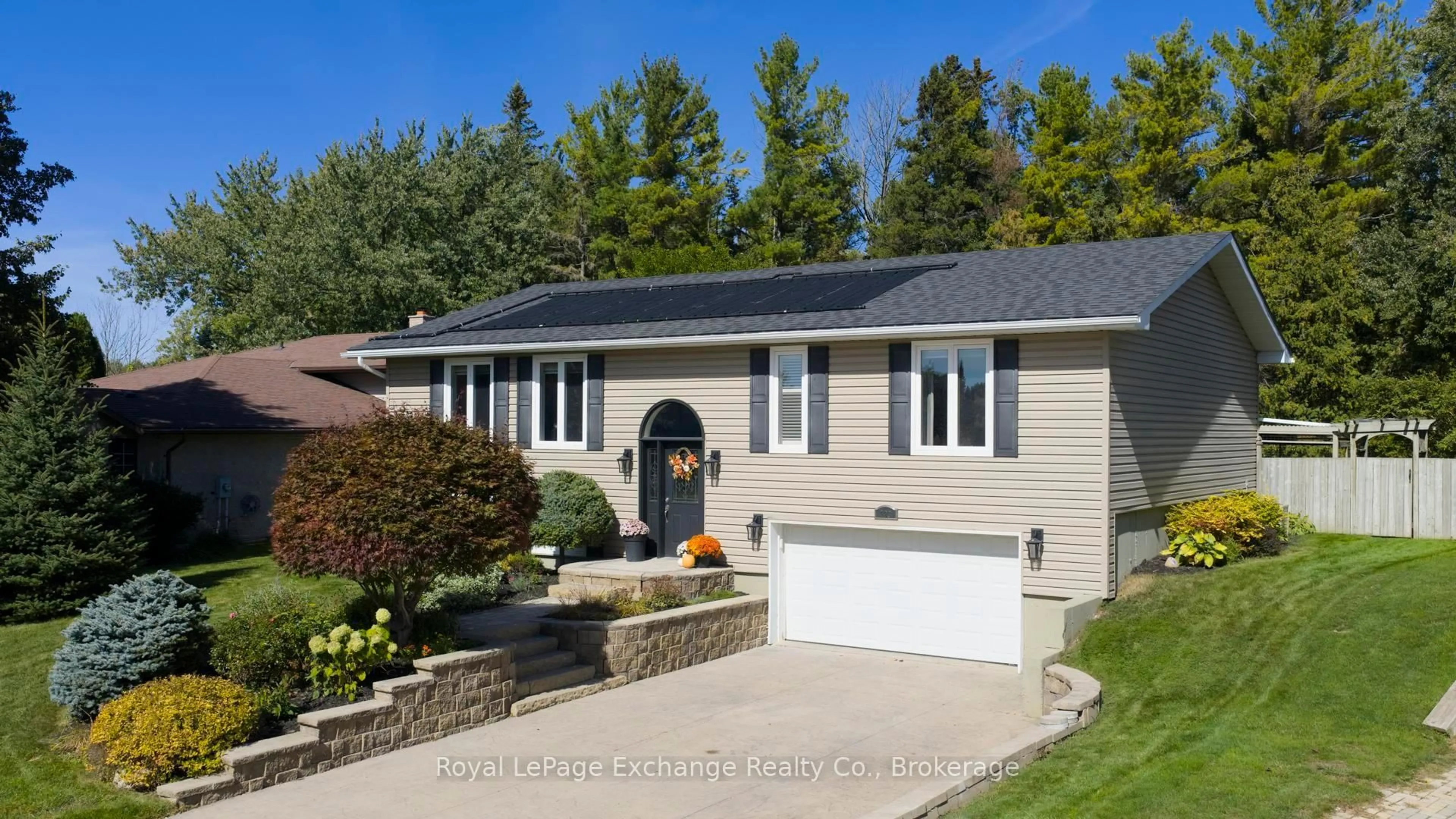 Home with vinyl exterior material, street for 723 Goldie Cres, Kincardine Ontario N2Z 2Z9