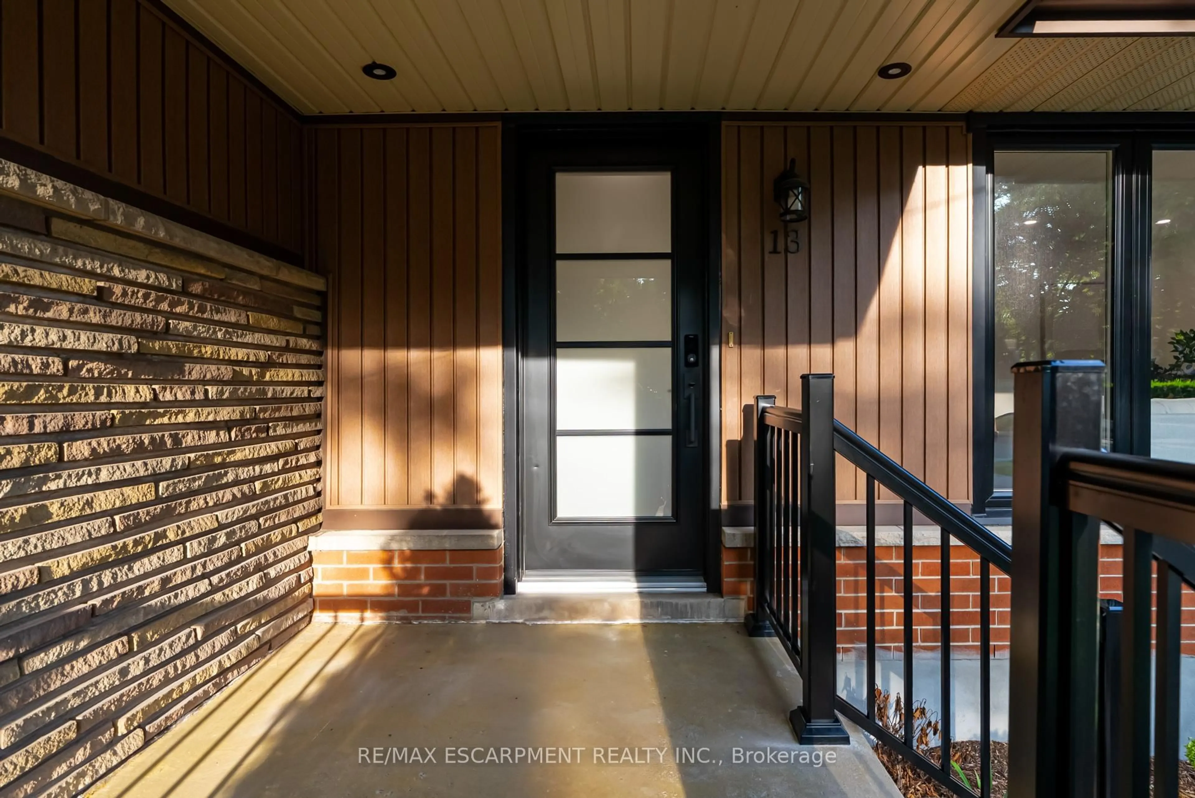 Indoor entryway for 13 Skyland Dr, Hamilton Ontario L9A 3B9