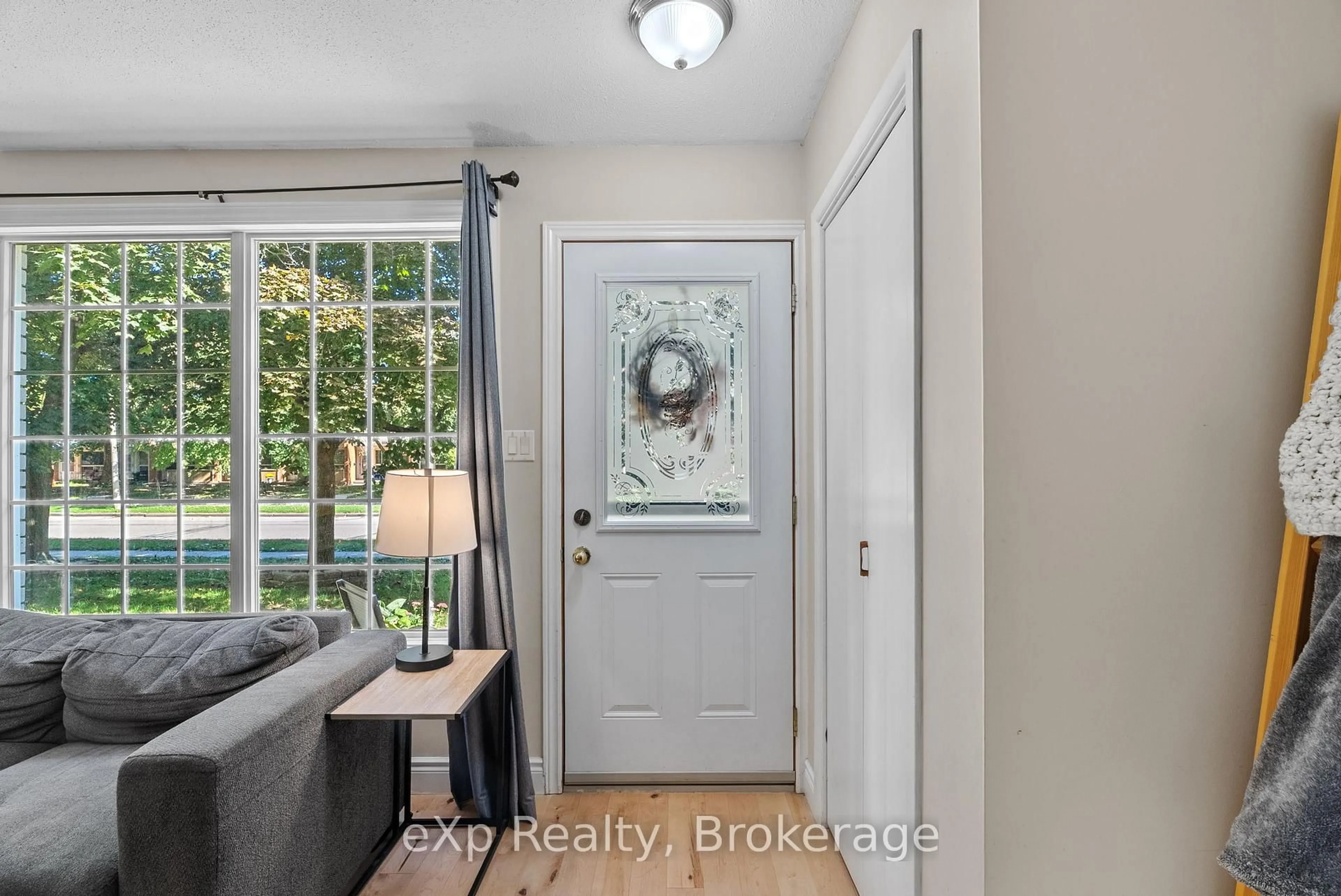 Indoor entryway for 286 Dufferin St, Stratford Ontario N5A 2H2