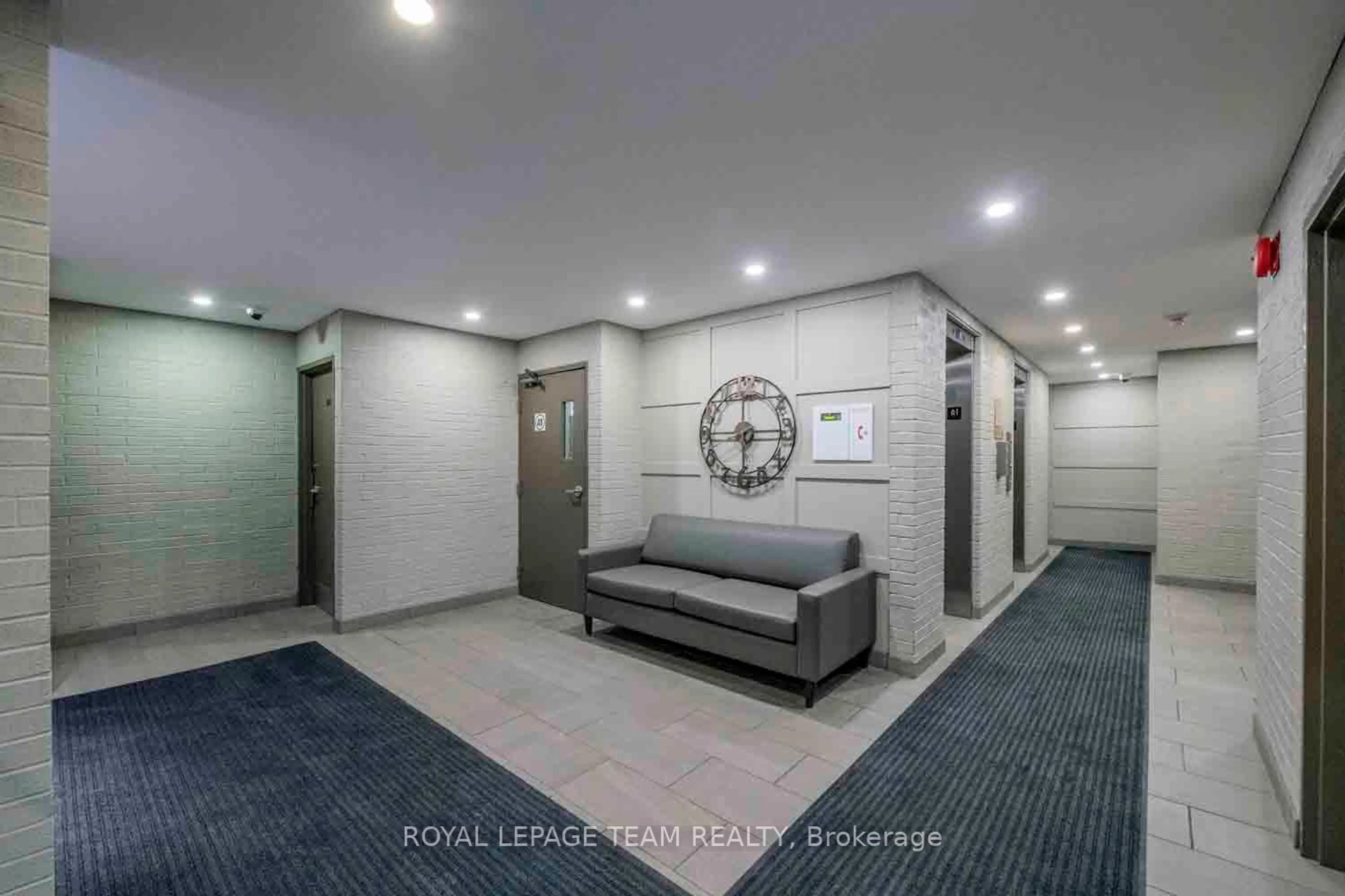 Indoor foyer for 40 ARTHUR St #303, Ottawa Ontario K1R 7T5