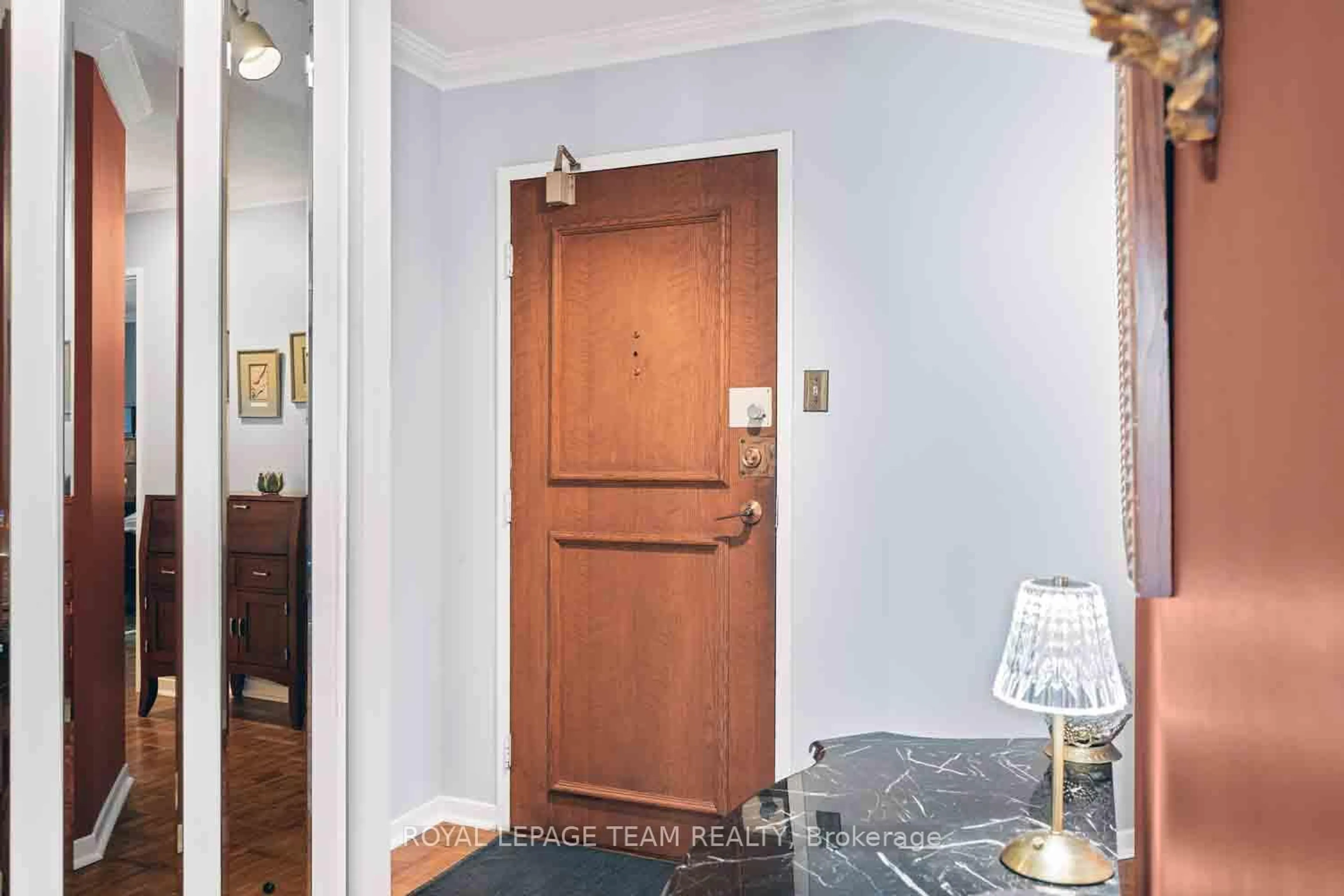 Indoor foyer for 40 ARTHUR St #303, Ottawa Ontario K1R 7T5