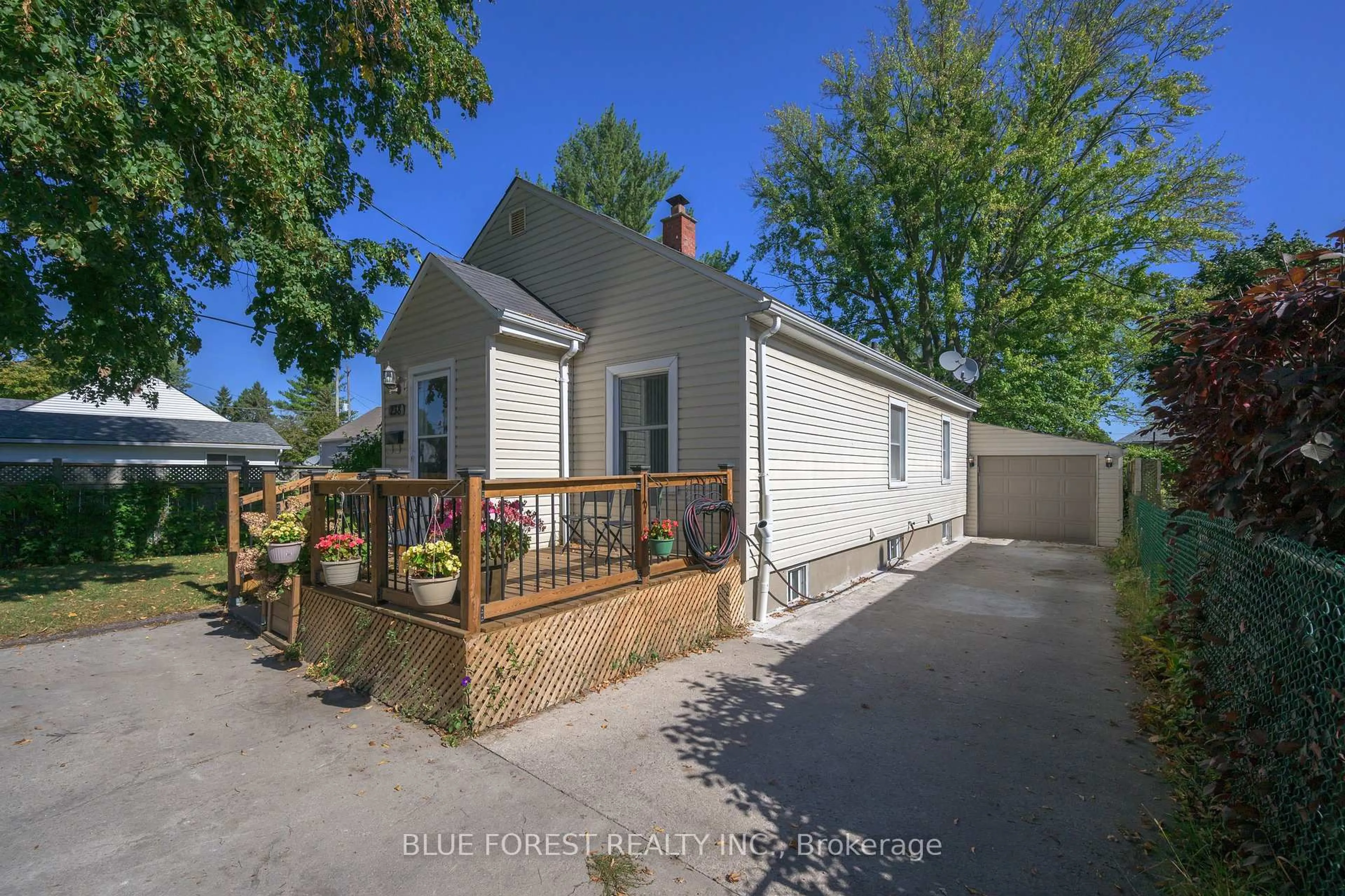 A pic from outside/outdoor area/front of a property/back of a property/a pic from drone, street for 238 St Julien St, London East Ontario N5Z 2N3