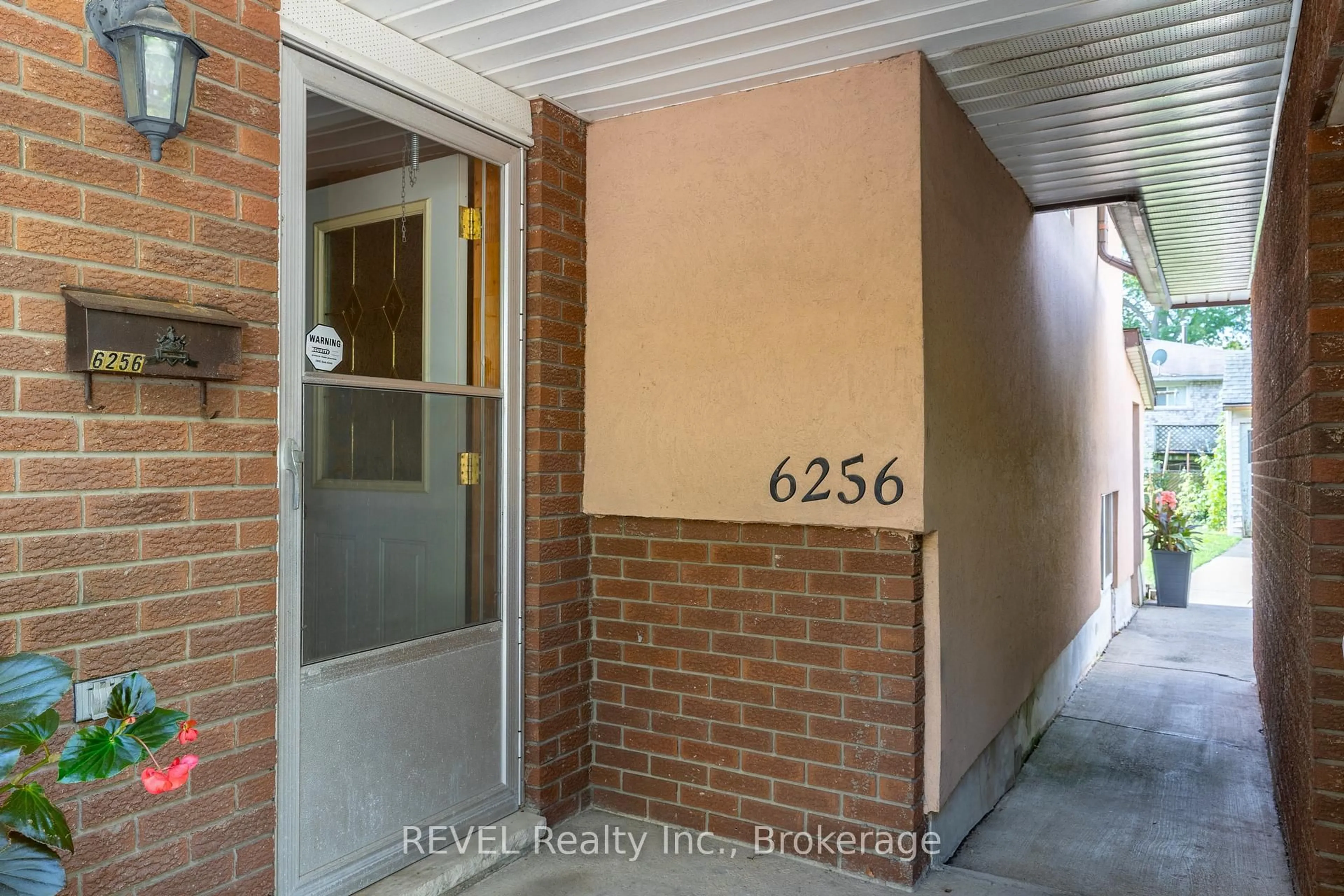 Indoor entryway for 6256 Johnson Dr, Niagara Falls Ontario L2J 3J5