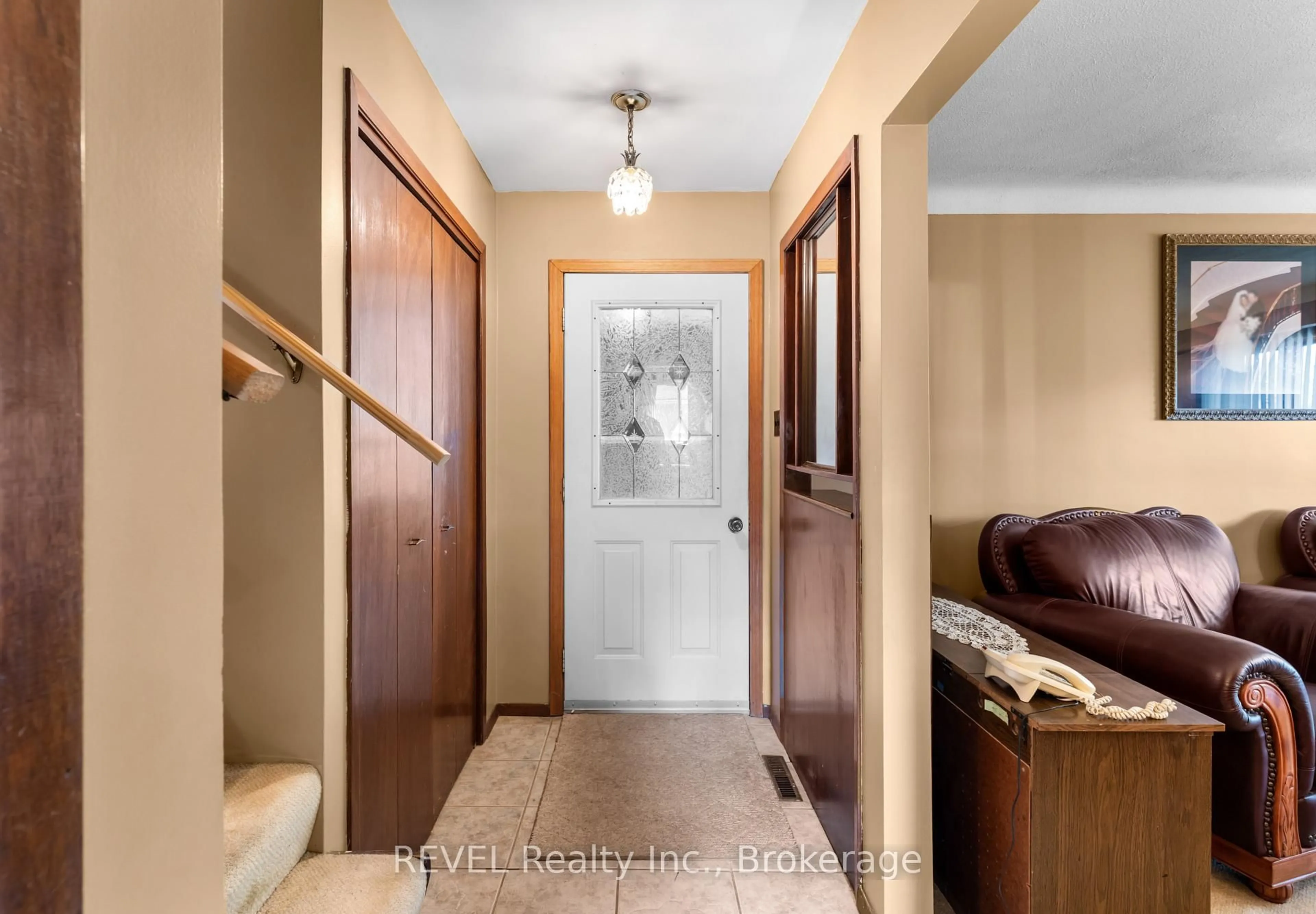Indoor entryway for 6256 Johnson Dr, Niagara Falls Ontario L2J 3J5