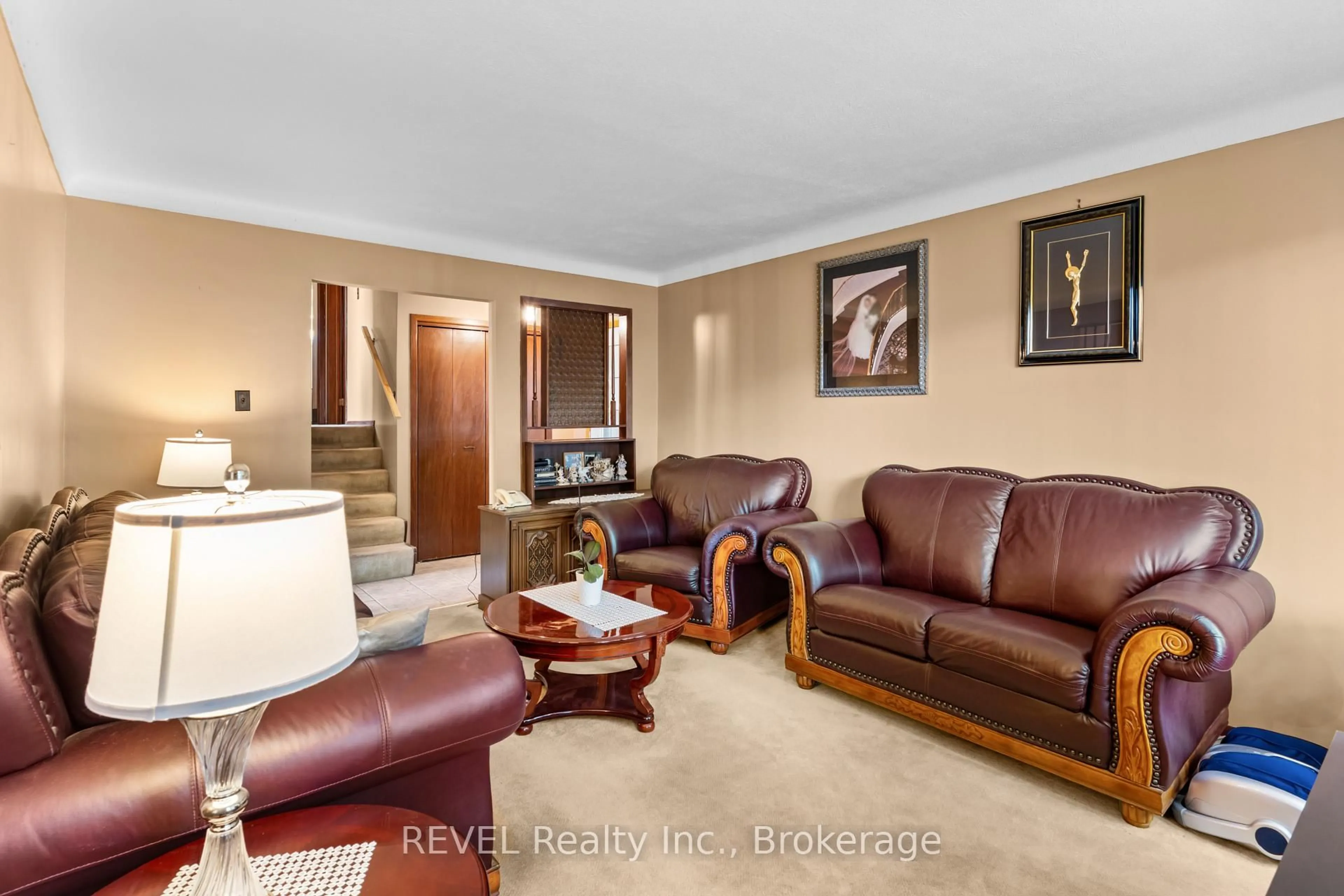 Living room with furniture, unknown for 6256 Johnson Dr, Niagara Falls Ontario L2J 3J5