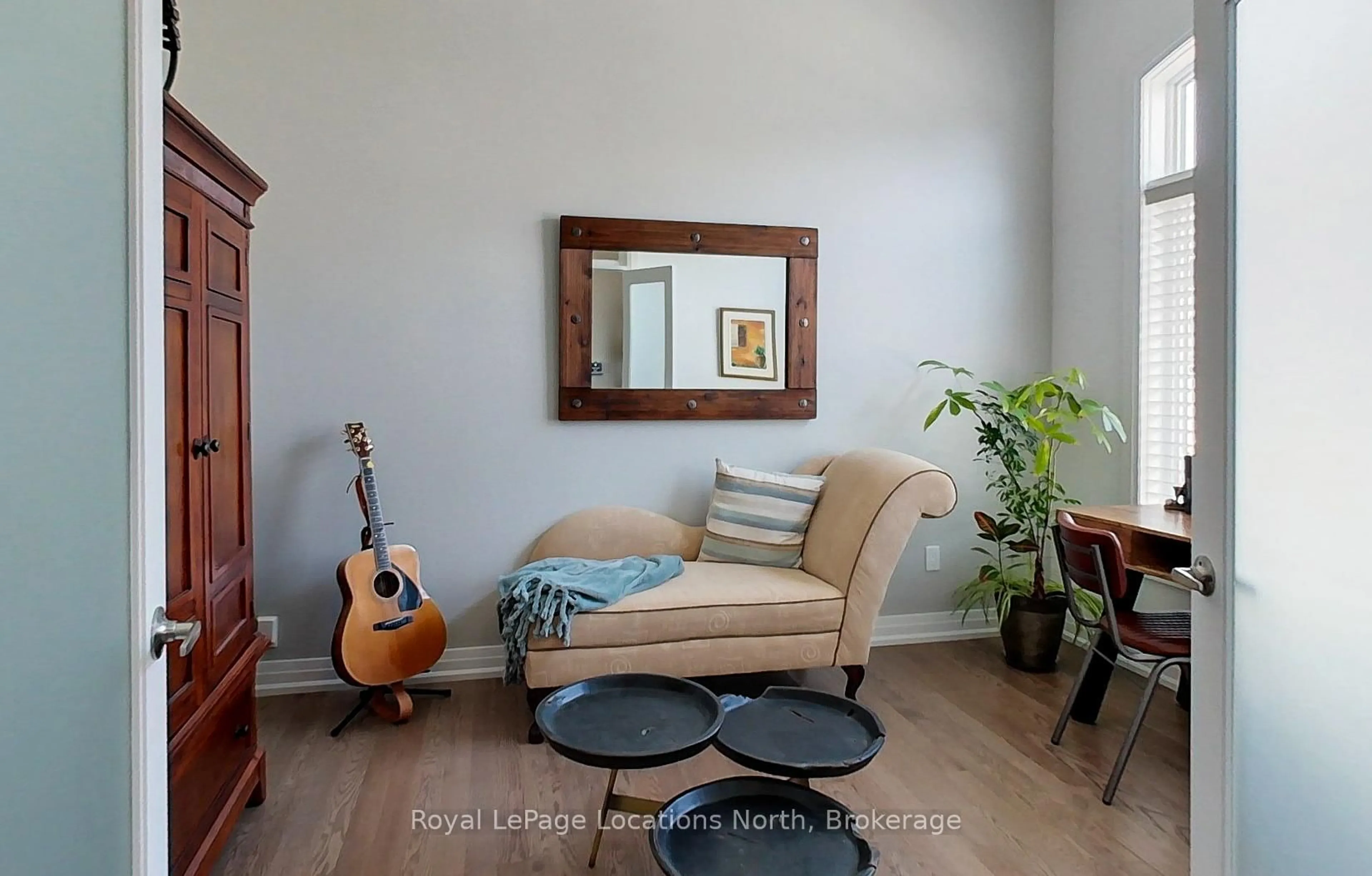 Living room with furniture, wood/laminate floor for 106 Clippers Lane, Blue Mountains Ontario N0H 2P0