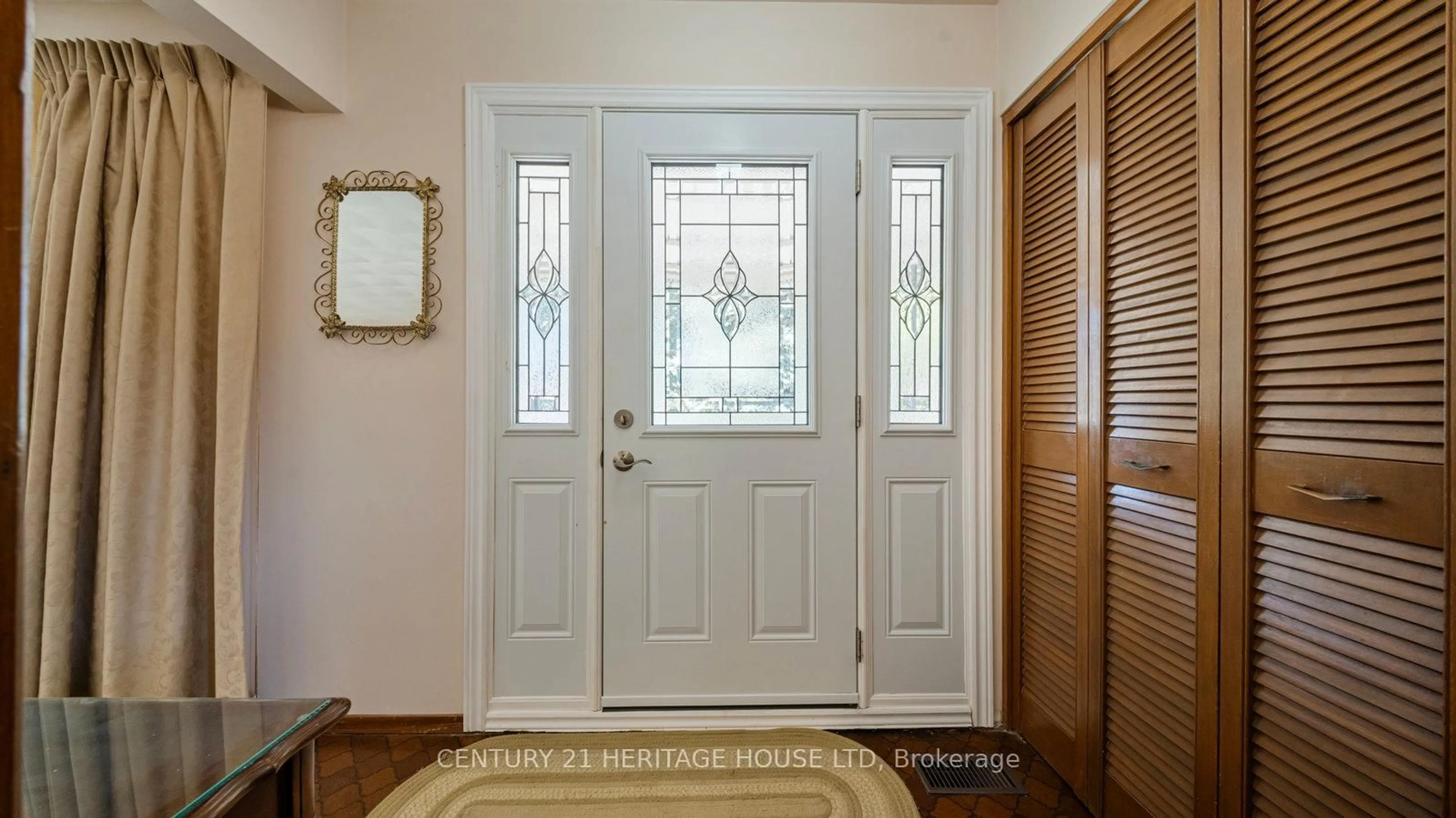 Indoor entryway for 15 Acorn Lane, Brantford Ontario N3R 3P3