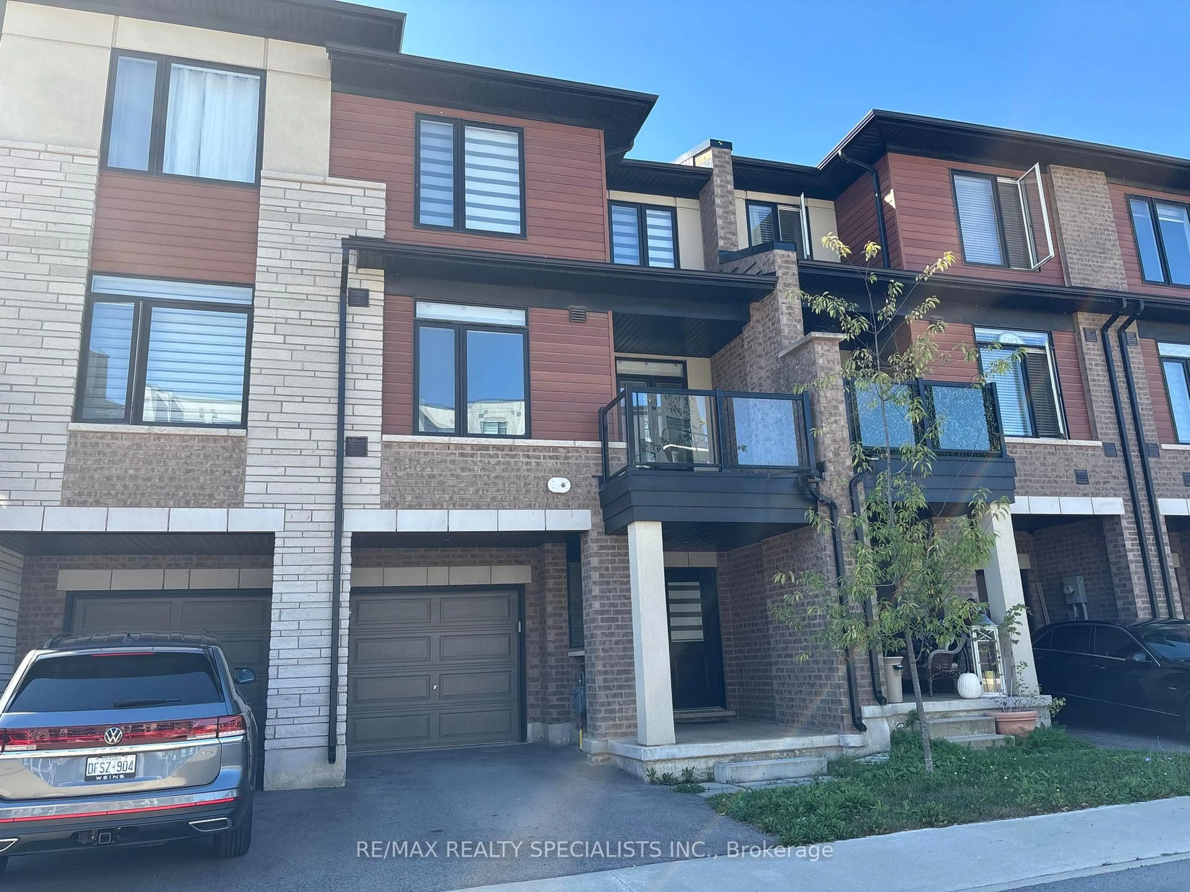 Home with brick exterior material, street for 590 North Service Rd #135, Hamilton Ontario L8E 0K5