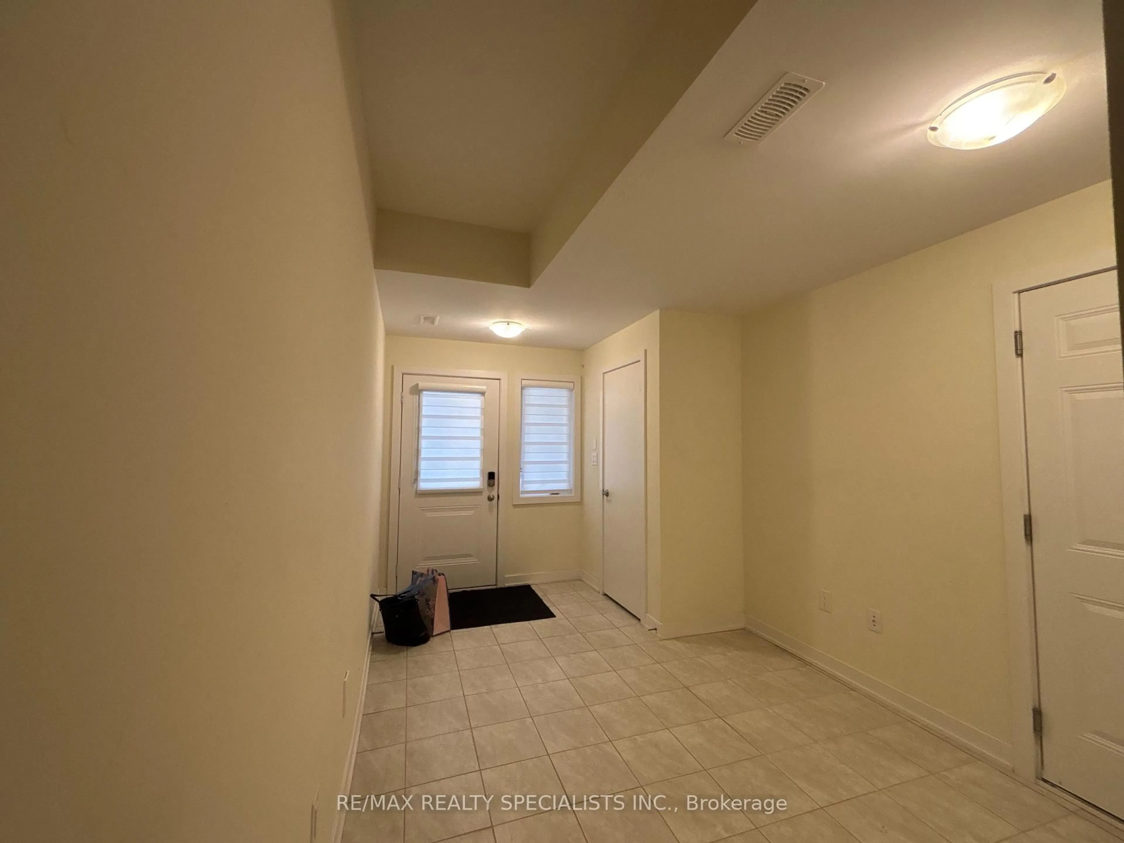 A pic of a room for 590 North Service Rd #135, Hamilton Ontario L8E 0K5