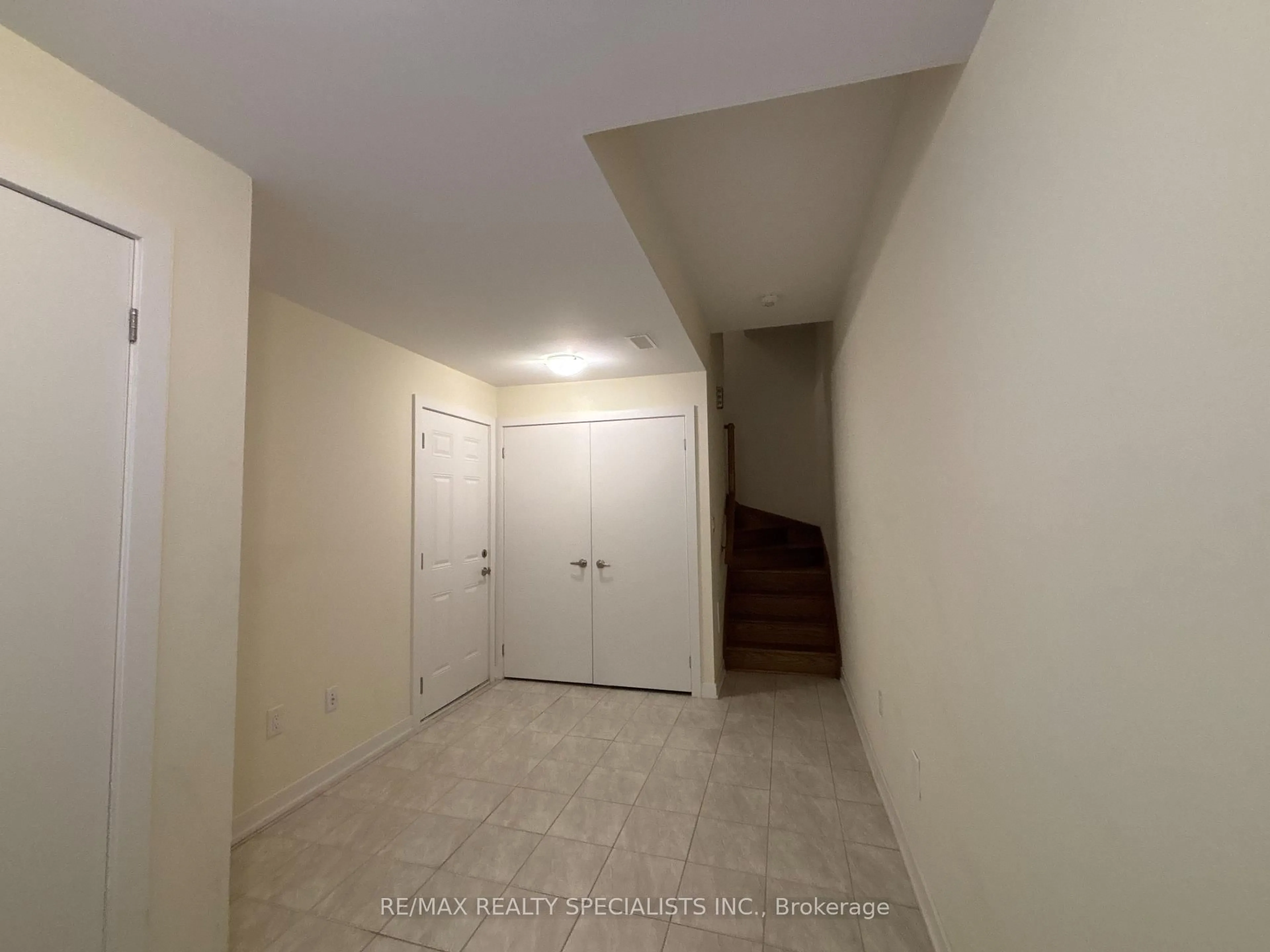 A pic of a room for 590 North Service Rd #135, Hamilton Ontario L8E 0K5