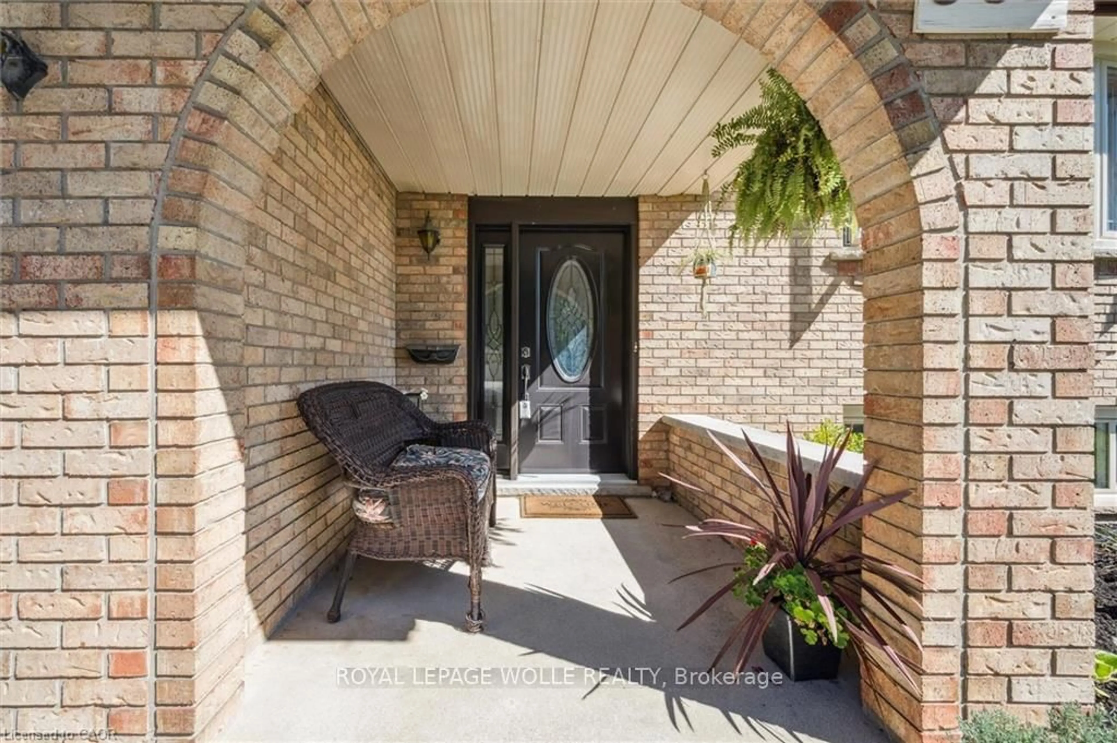 Indoor entryway for 582 Skylark Rd, Waterloo Ontario N2V 1B9