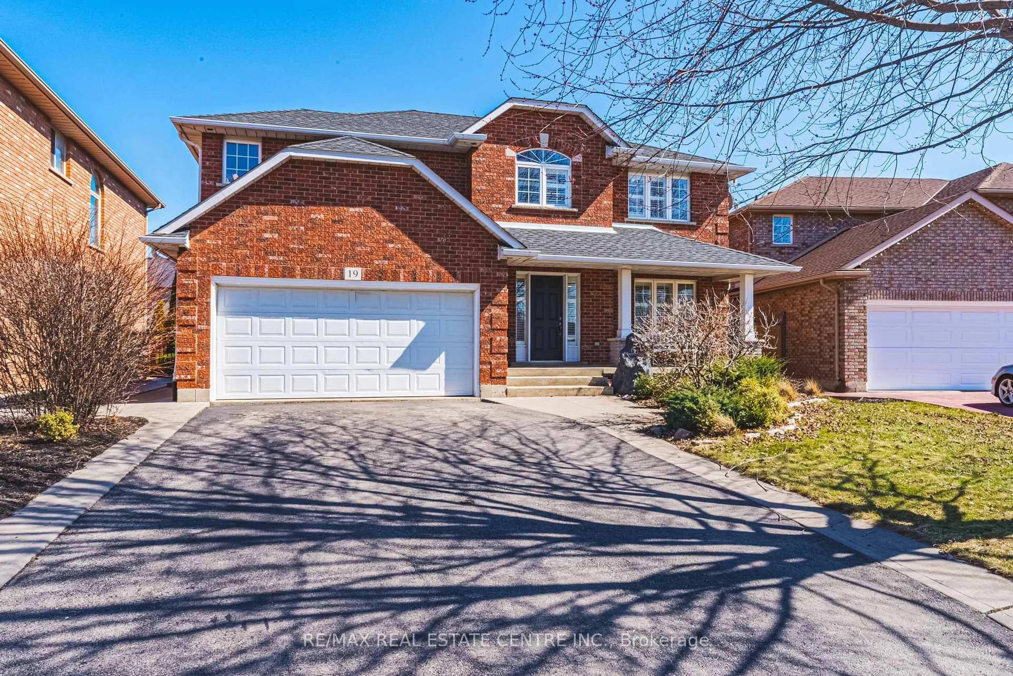 Home with brick exterior material, street for 19 Liuna Crt, Hamilton Ontario L8E 5Z1