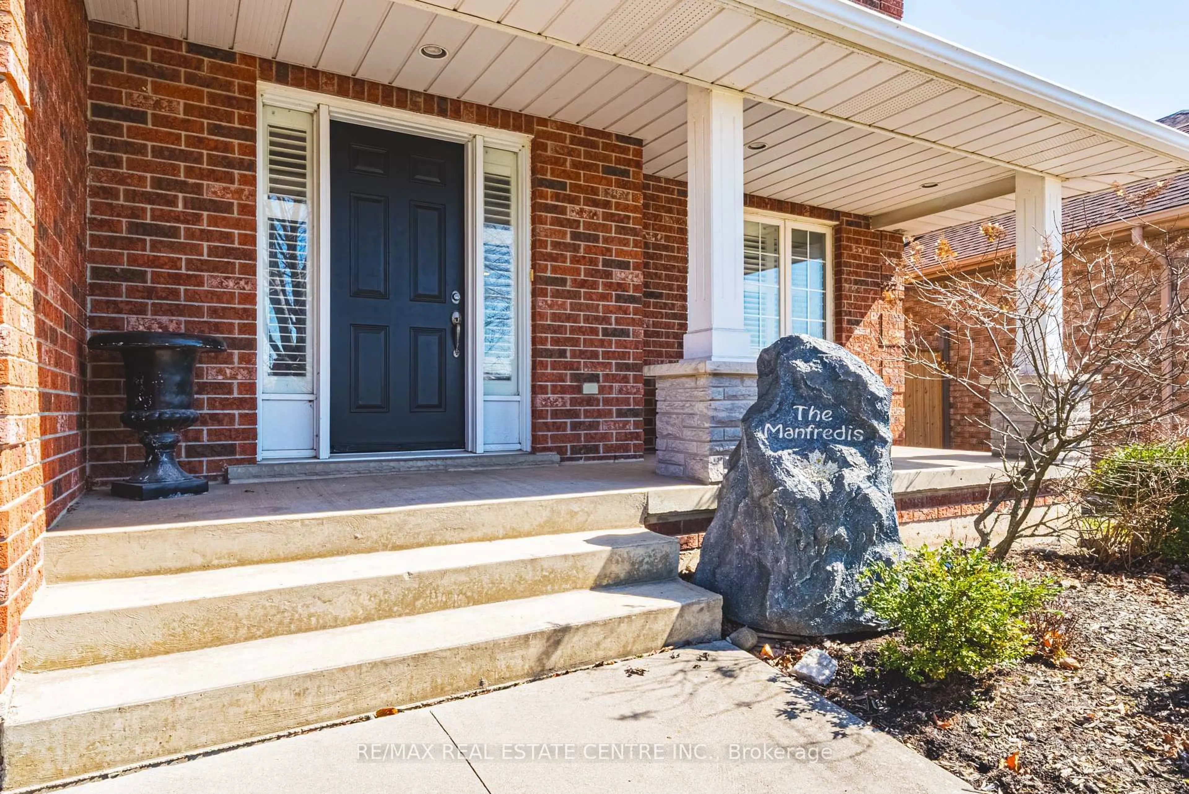 Indoor entryway for 19 Liuna Crt, Hamilton Ontario L8E 5Z1
