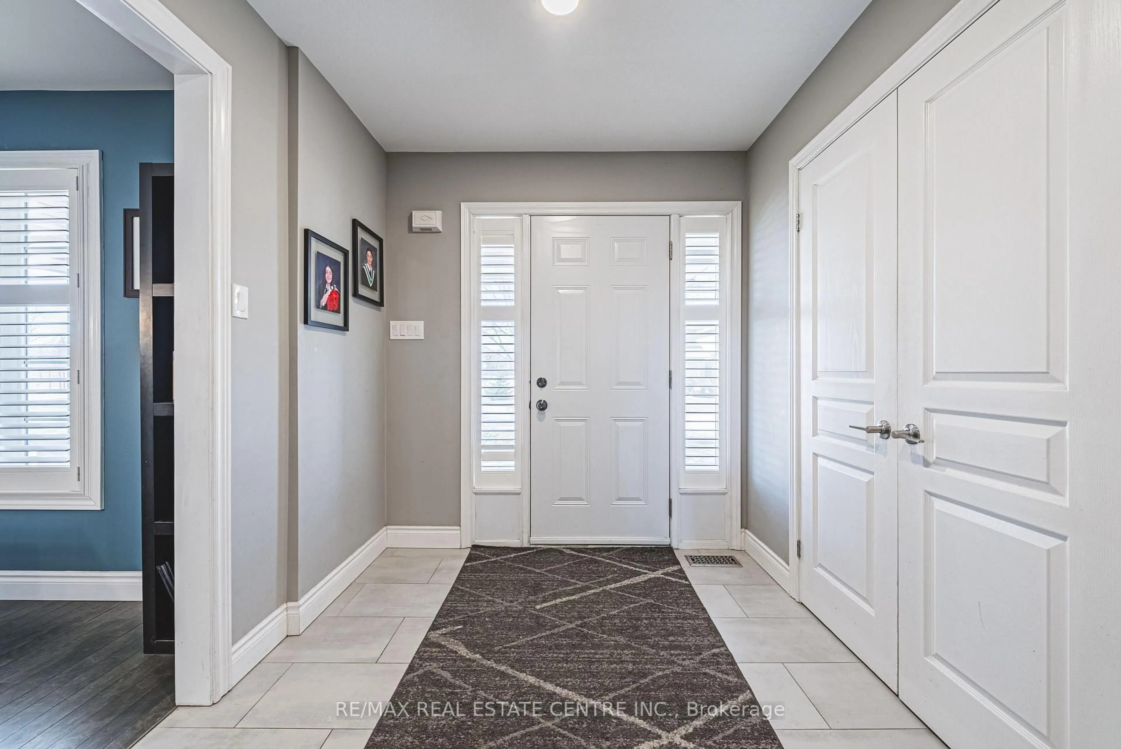 Indoor entryway for 19 Liuna Crt, Hamilton Ontario L8E 5Z1