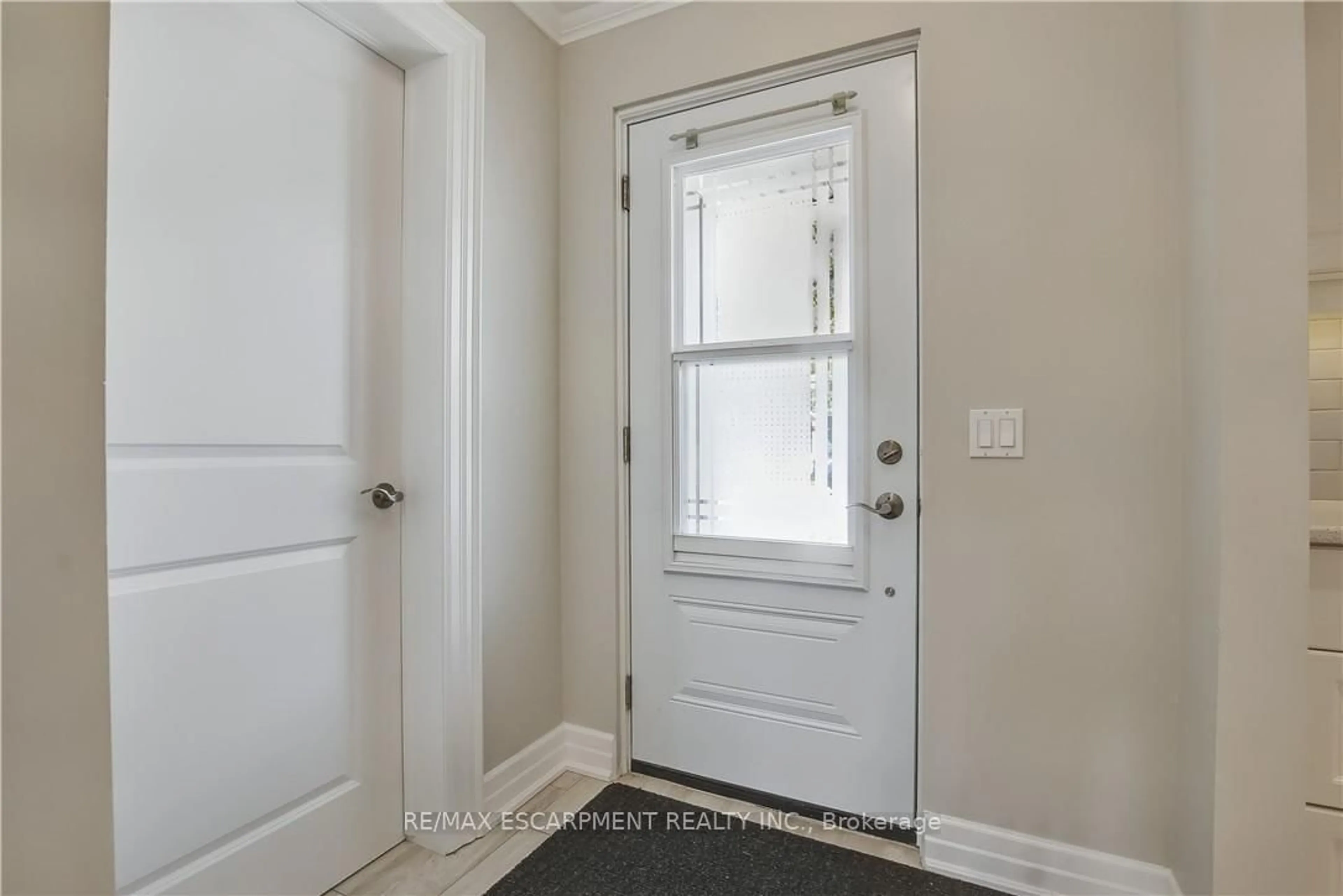 Indoor entryway for 47 SZOLLOSY Circ, Hamilton Ontario L9B 1T8