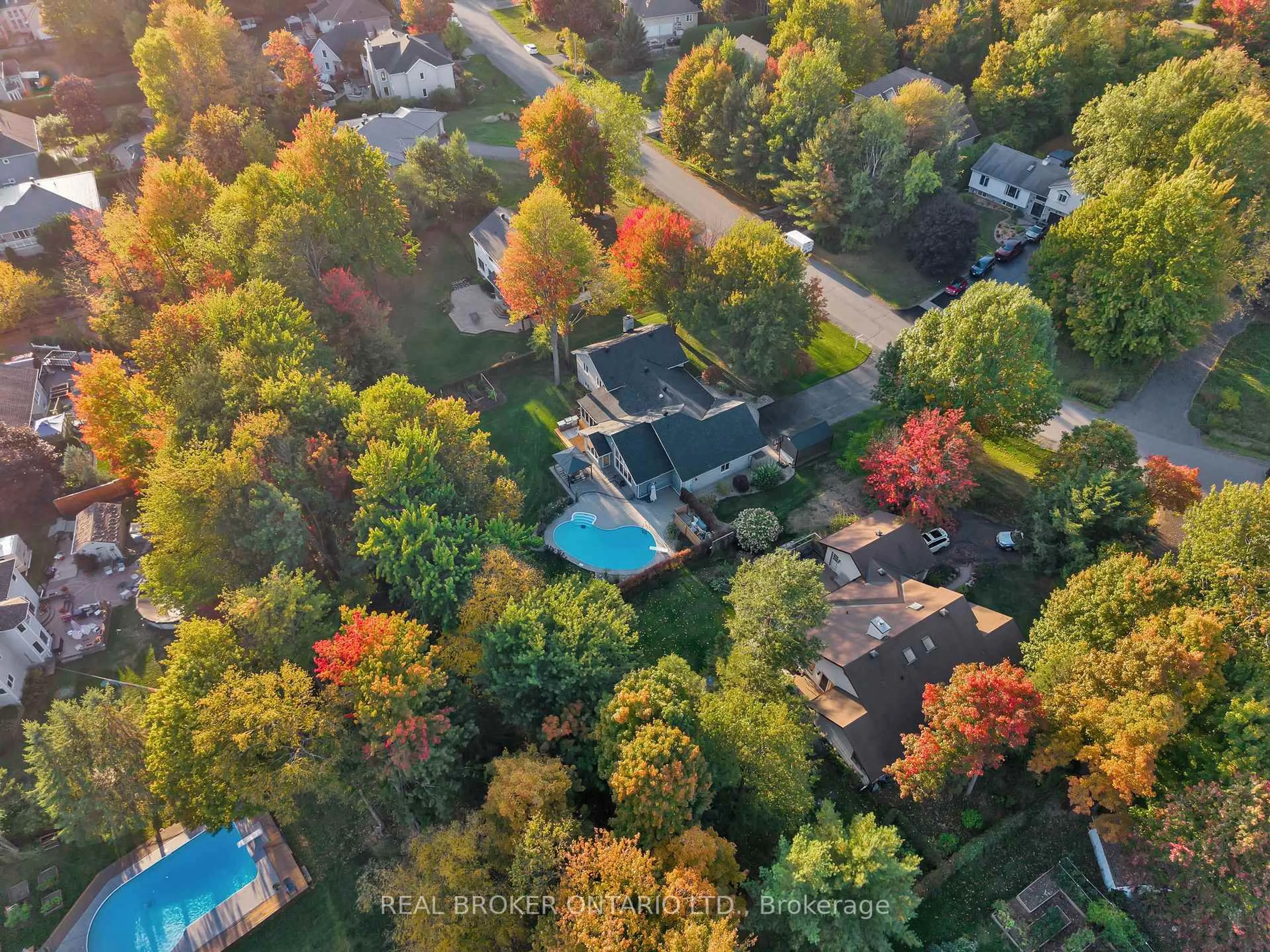 A pic from outside/outdoor area/front of a property/back of a property/a pic from drone, unknown for 3603 Delson Dr, Navan Ontario K4B 1K5