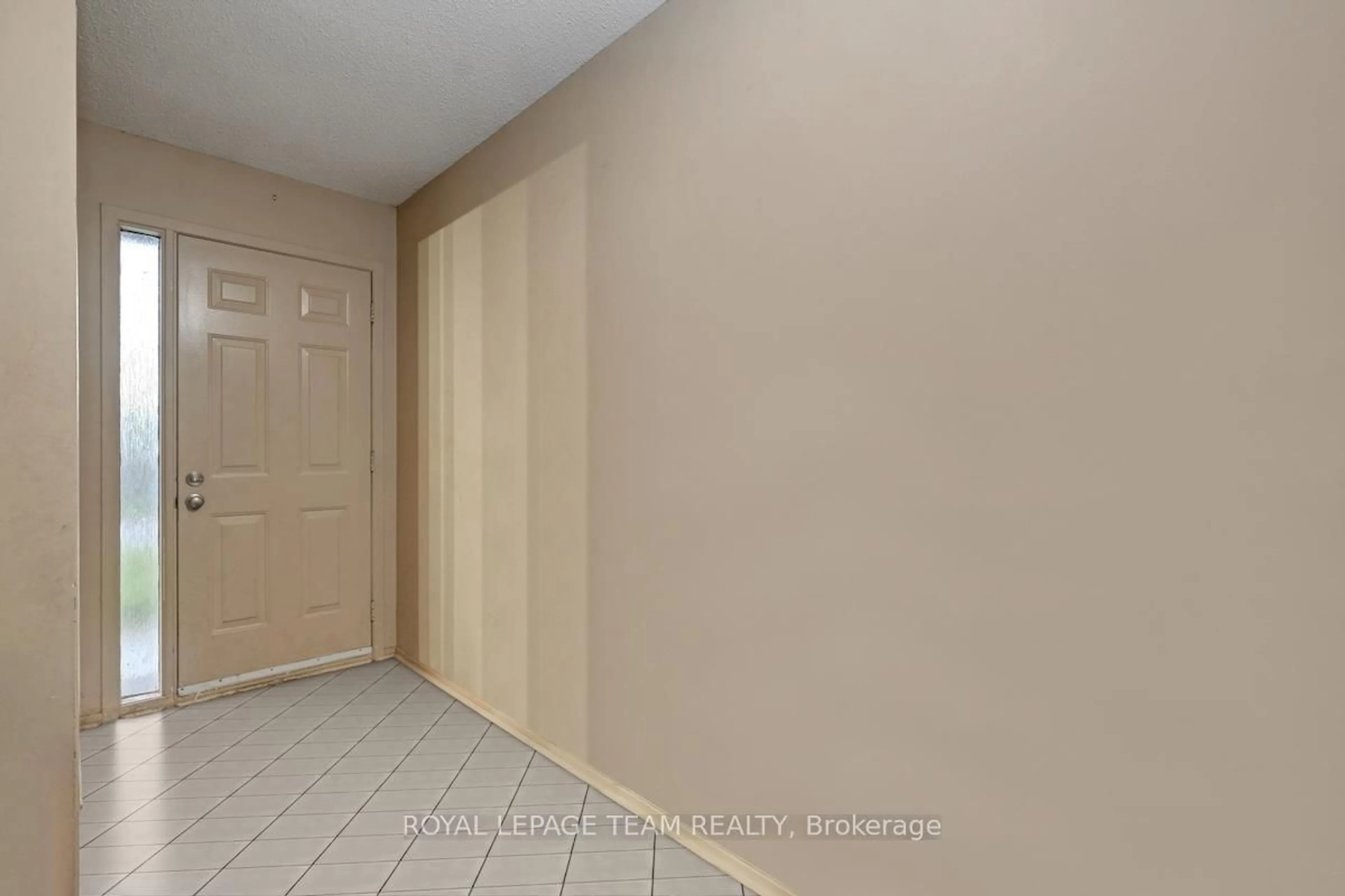 Indoor entryway for 613 Latour Cres, Orleans Ontario K4A 1N9
