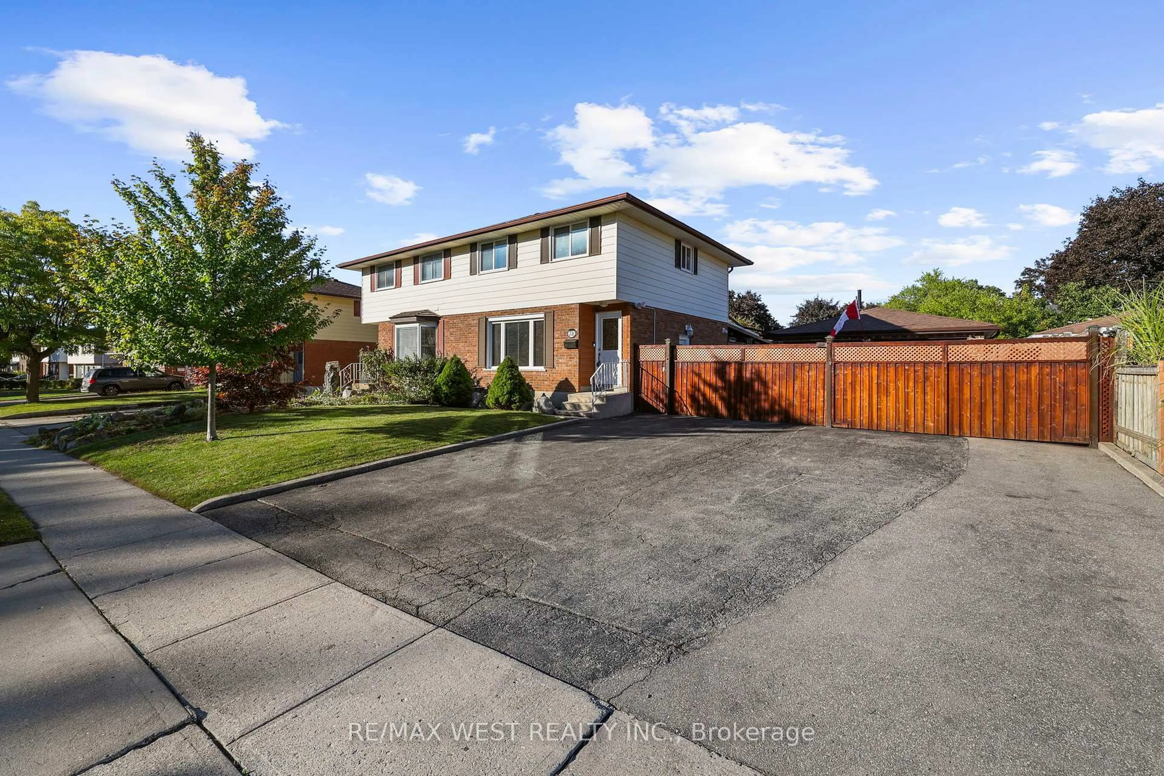 A pic from outside/outdoor area/front of a property/back of a property/a pic from drone, street for 78 Chalmers St, Cambridge Ontario N1R 6A6