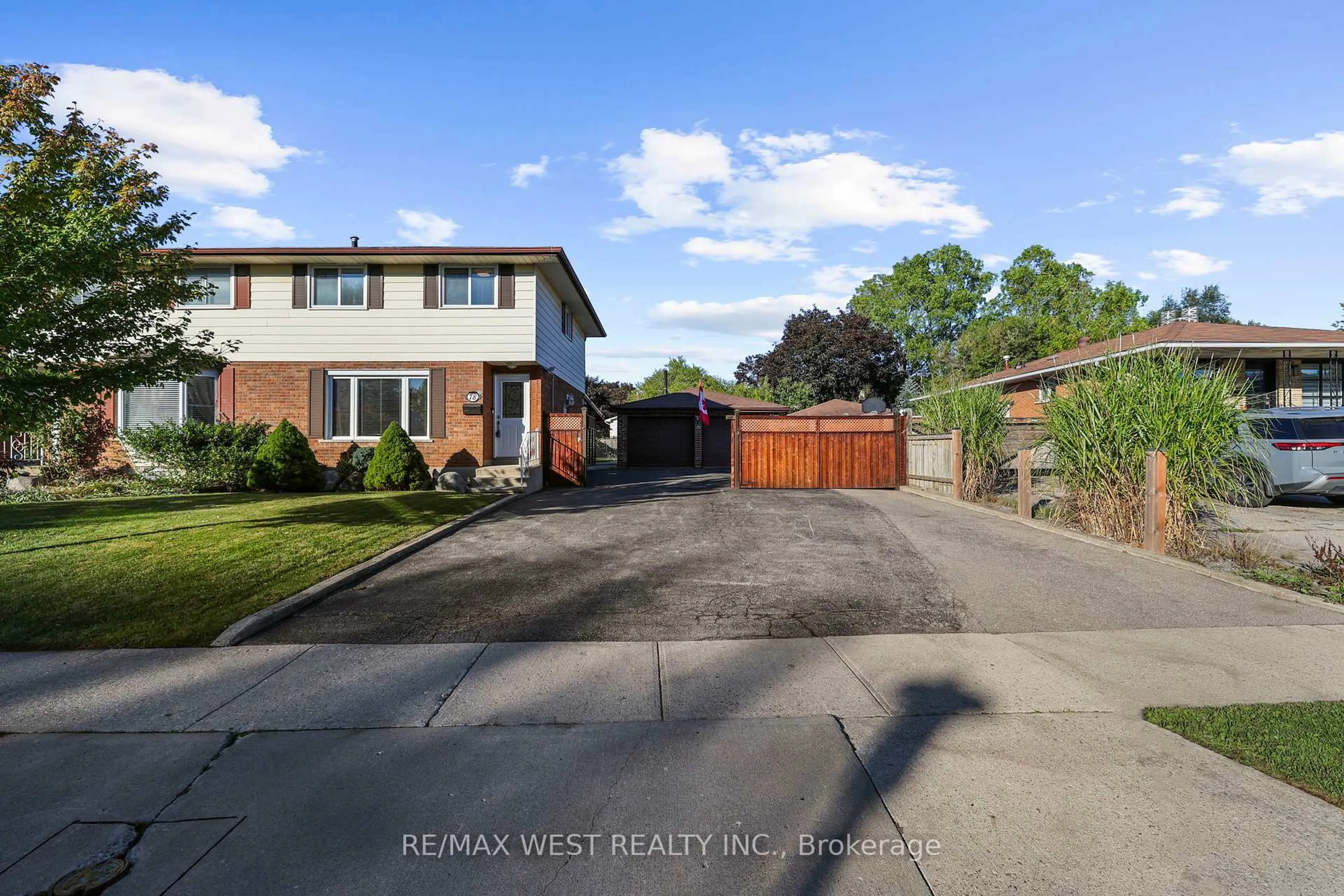 A pic from outside/outdoor area/front of a property/back of a property/a pic from drone, street for 78 Chalmers St, Cambridge Ontario N1R 6A6