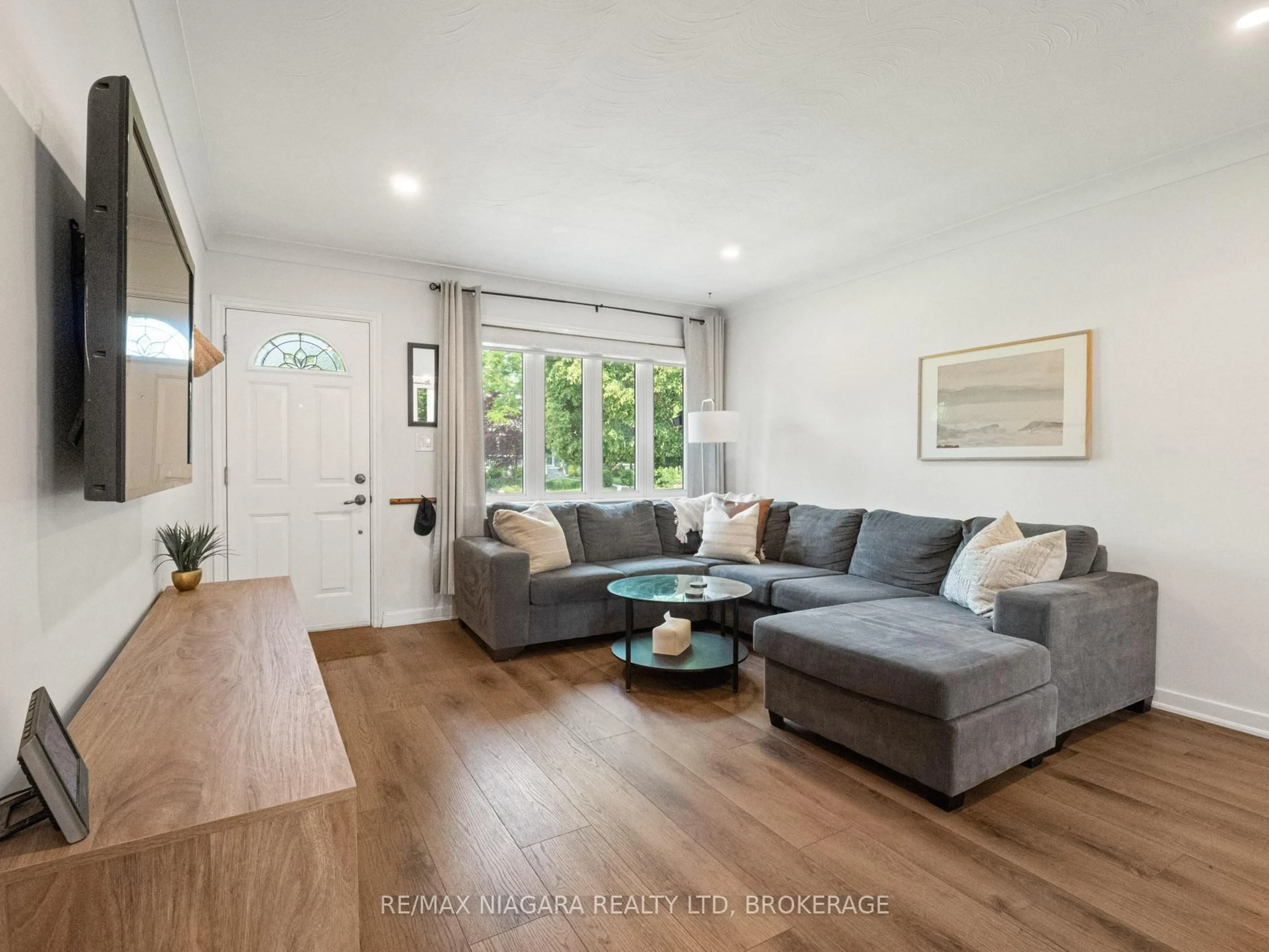 Living room with furniture, wood/laminate floor for 263 North St, Fort Erie Ontario L2A 3R9