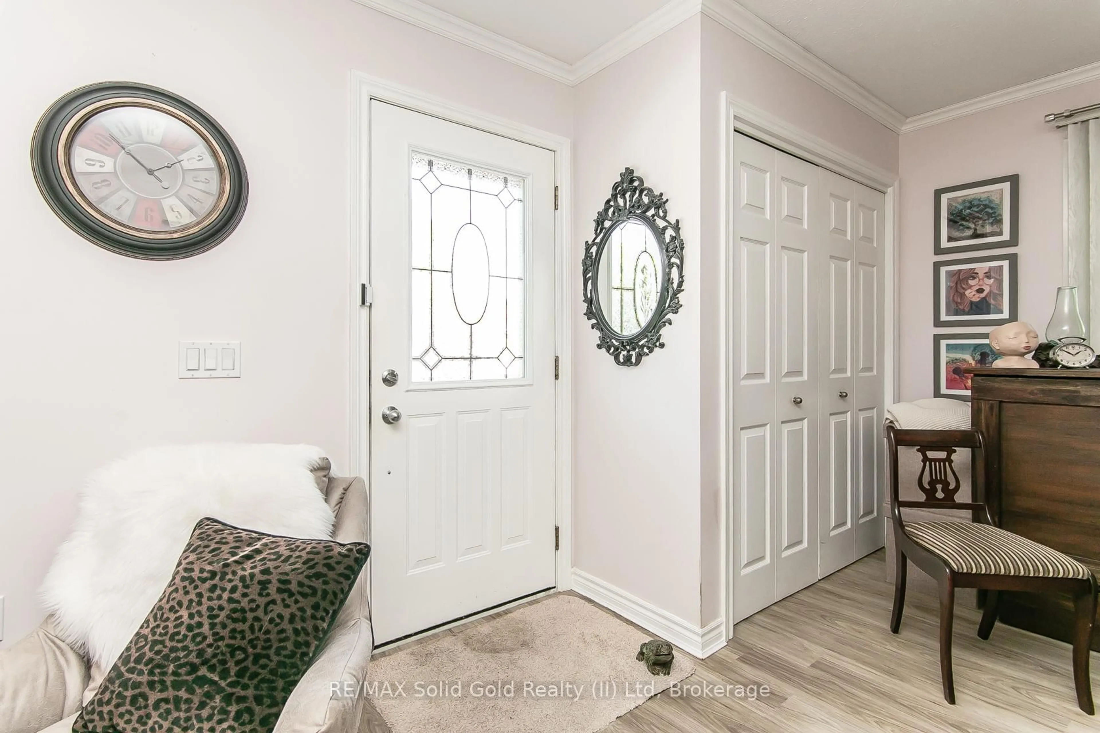 Indoor entryway for 4 Elm St, Puslinch Ontario N0B 2J0
