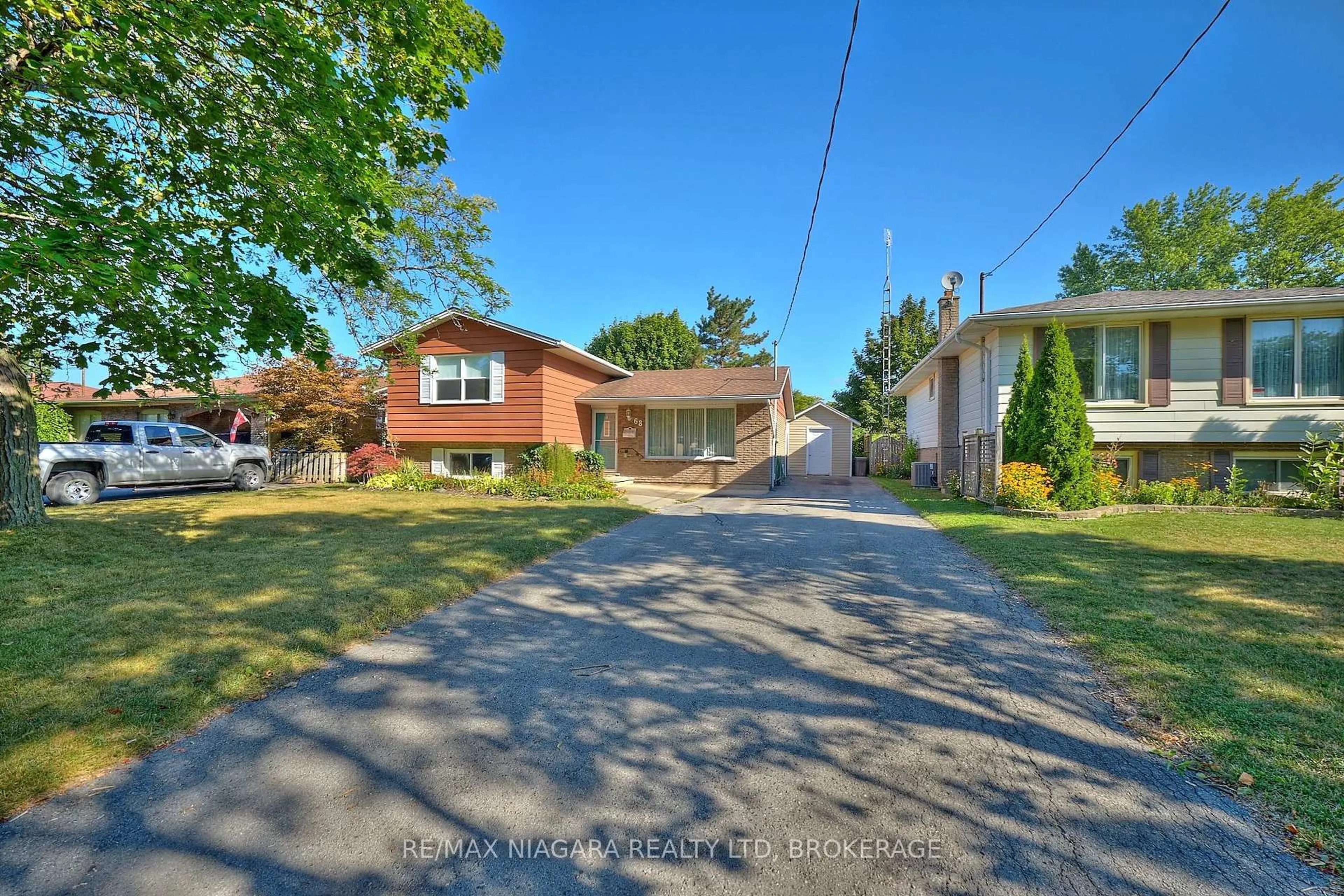 A pic from outside/outdoor area/front of a property/back of a property/a pic from drone, street for 68 Acadia Cres, St. Catharines Ontario L2P 1H8