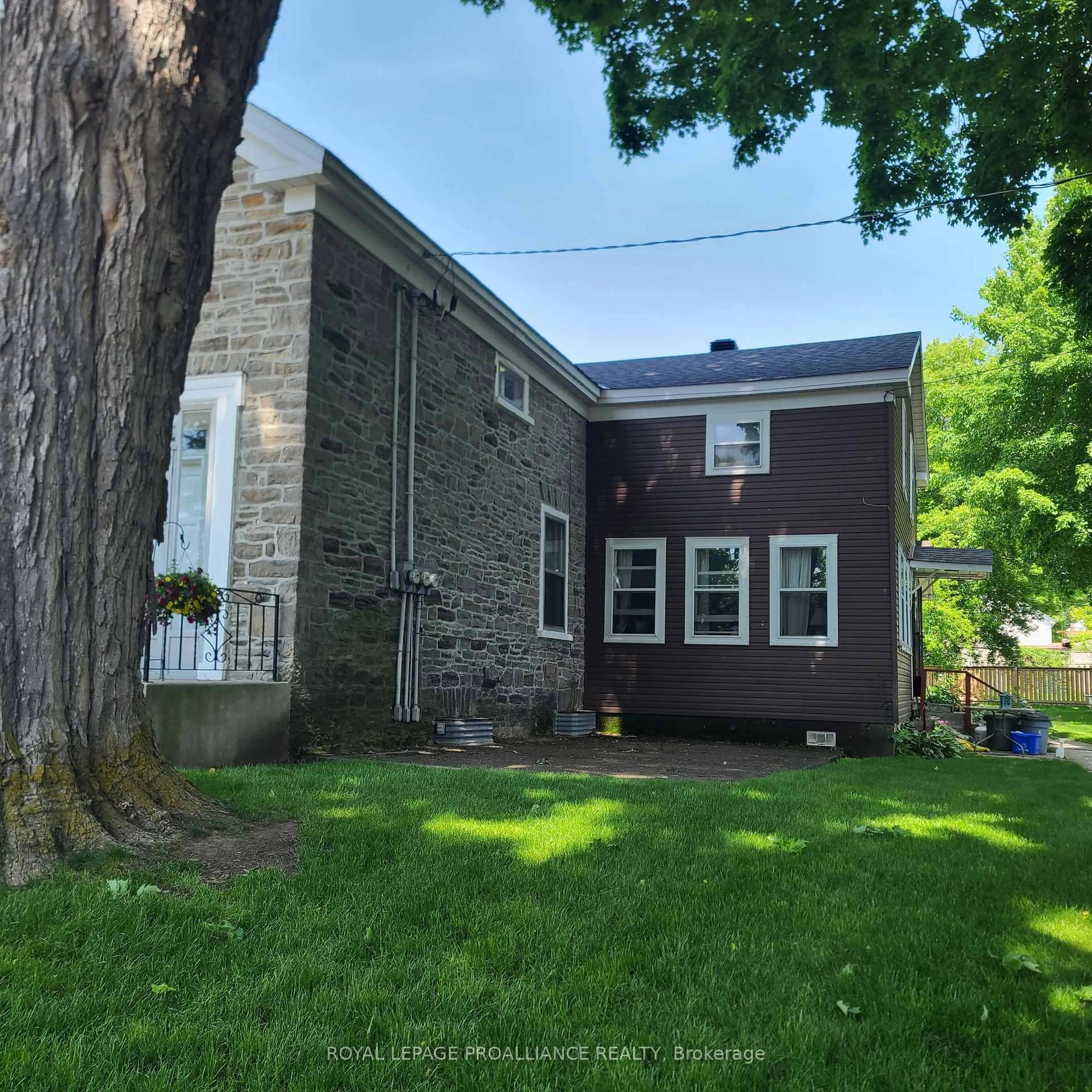 A pic from outside/outdoor area/front of a property/back of a property/a pic from drone, building for 634 Henry St, Prescott Ontario K0E 1T0