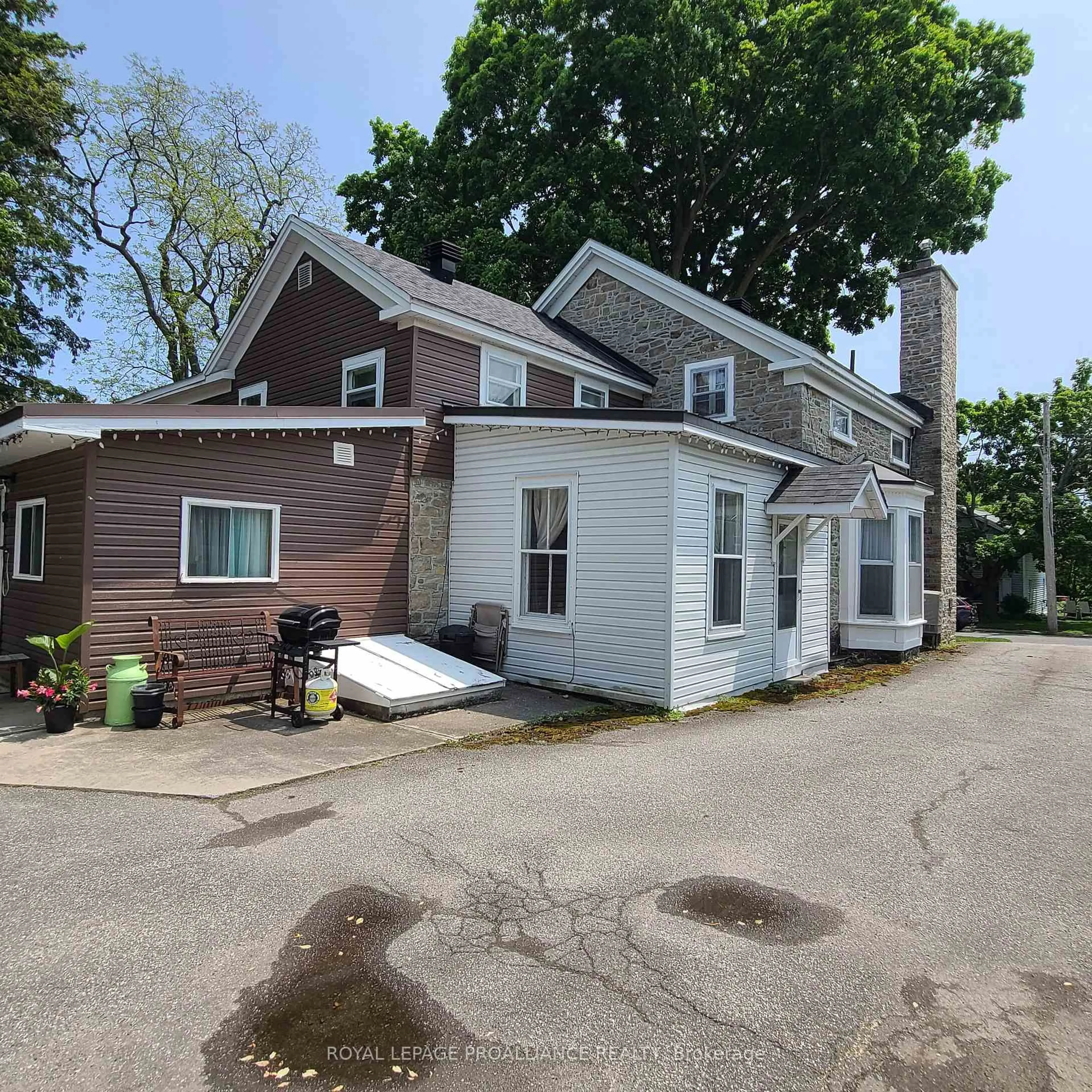 A pic from outside/outdoor area/front of a property/back of a property/a pic from drone, street for 634 Henry St, Prescott Ontario K0E 1T0