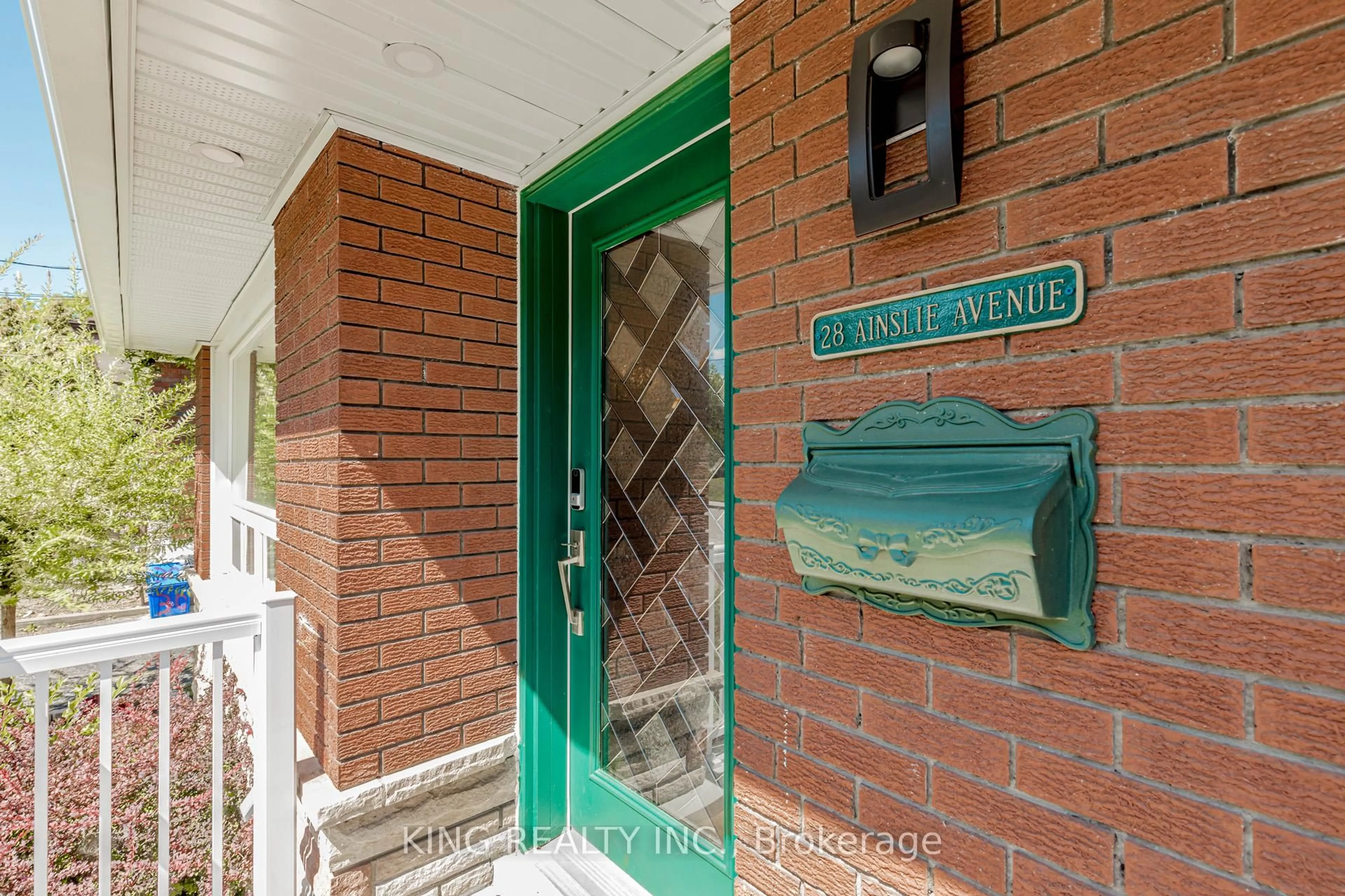 Indoor entryway for 28 AINSLIE Ave, Hamilton Ontario L8S 2J6