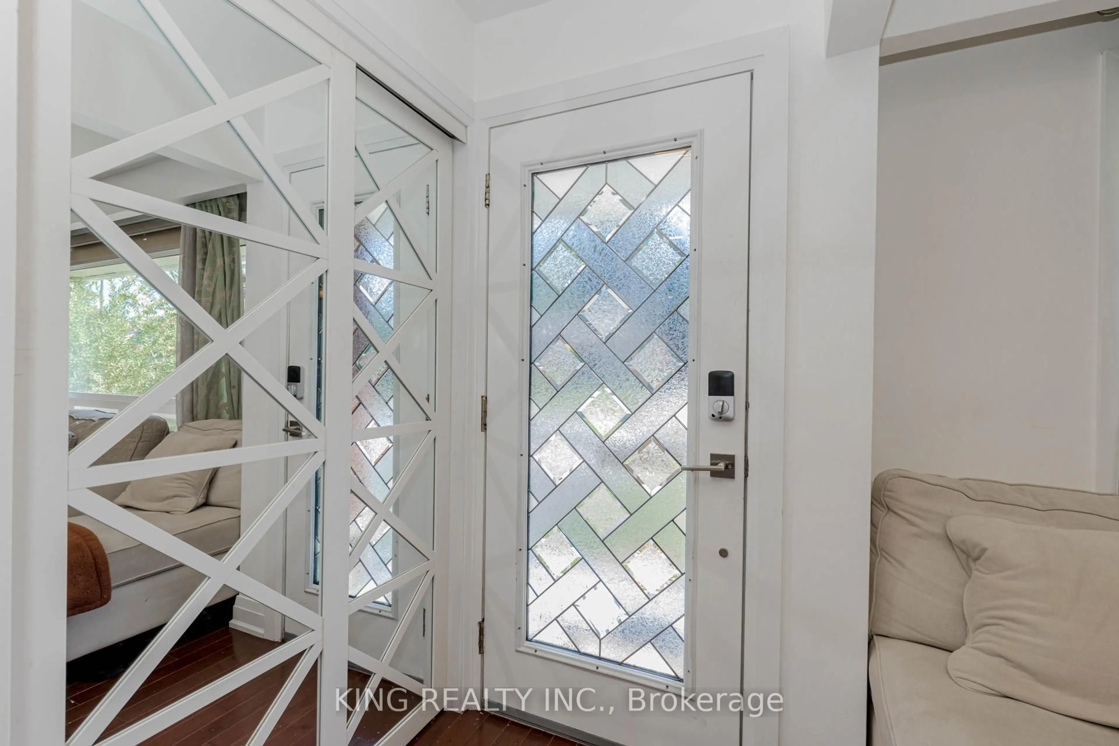 Indoor entryway for 28 AINSLIE Ave, Hamilton Ontario L8S 2J6