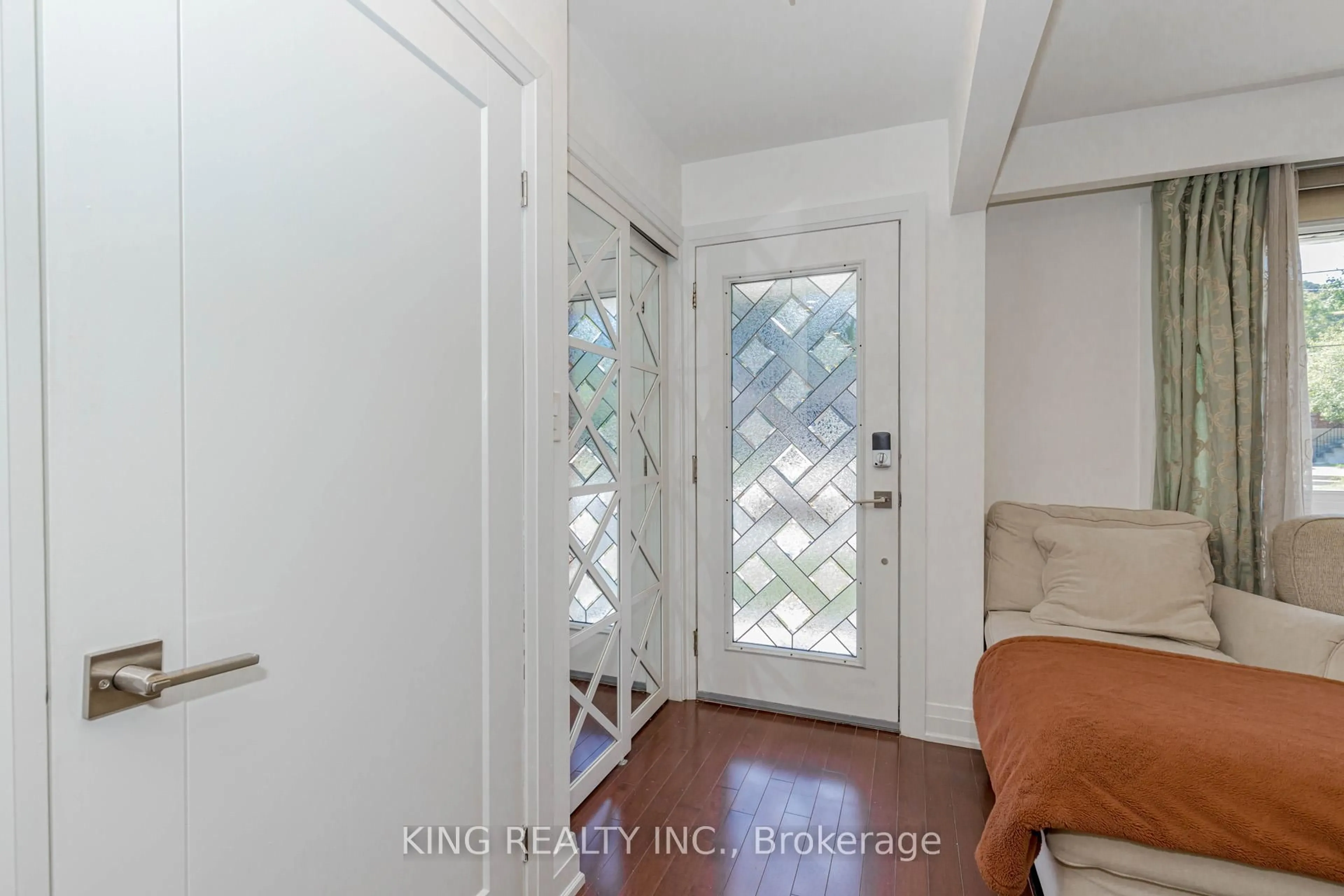 Indoor entryway for 28 AINSLIE Ave, Hamilton Ontario L8S 2J6