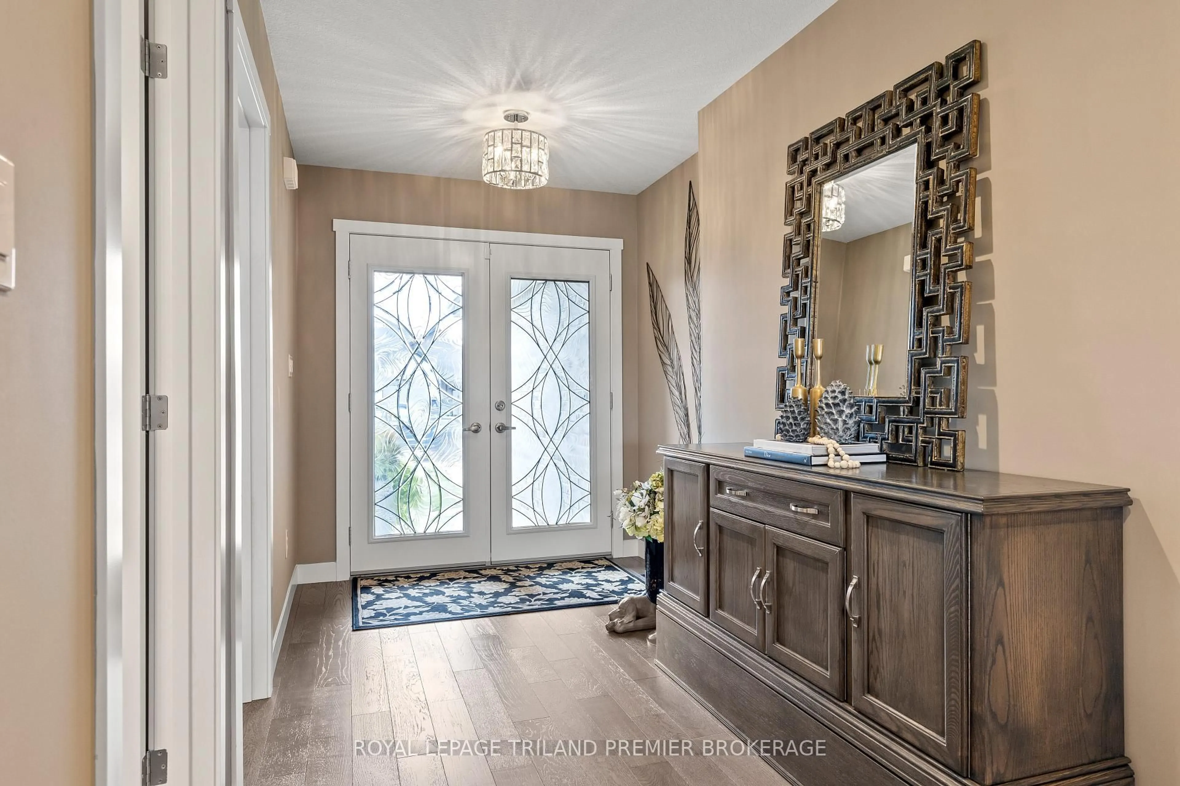 Indoor entryway for 6 Nicoles Tr, Thames Centre Ontario N0M 2P0
