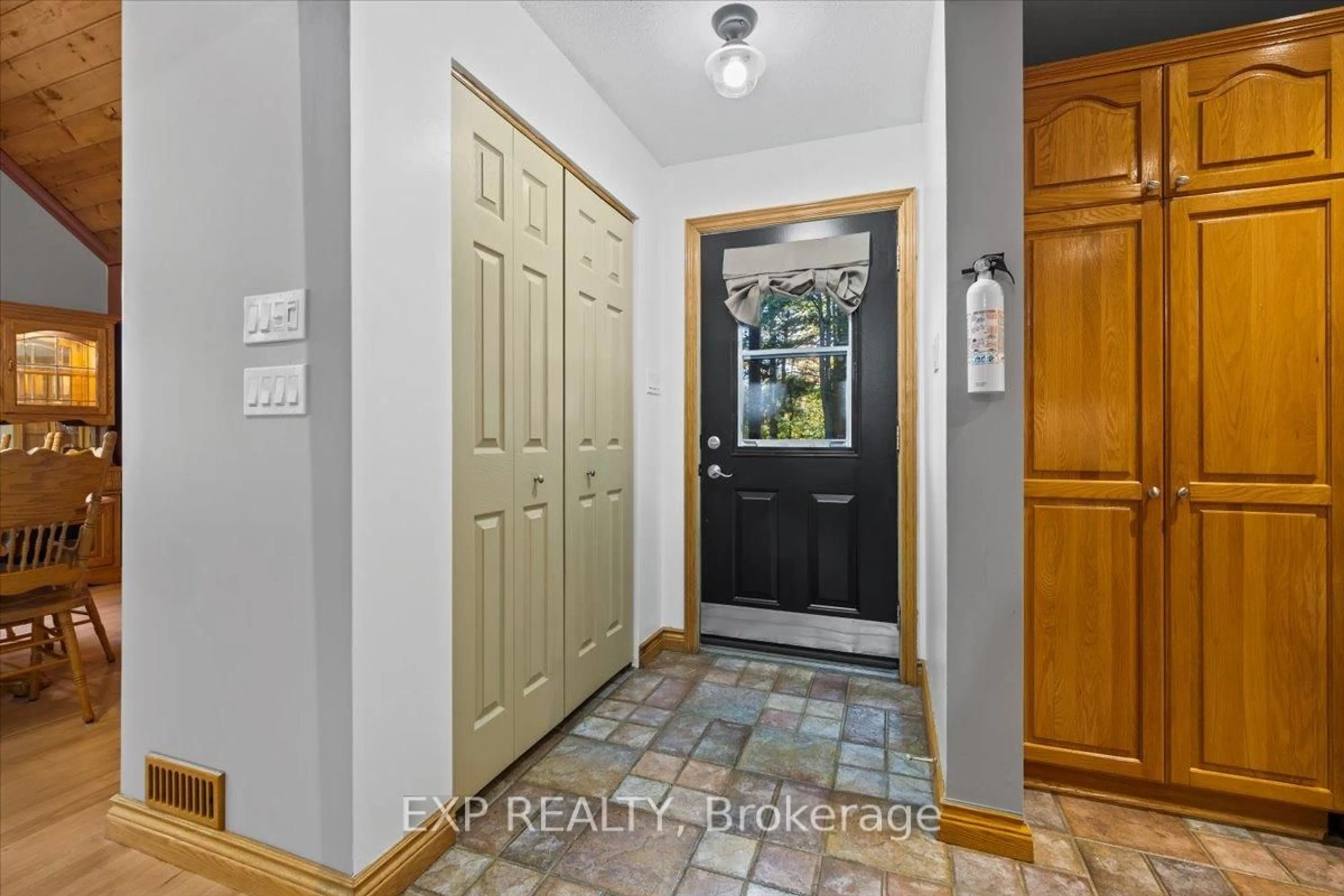 Indoor entryway for 325 HASKINS Rd, North Grenville Ontario K0G 1N0