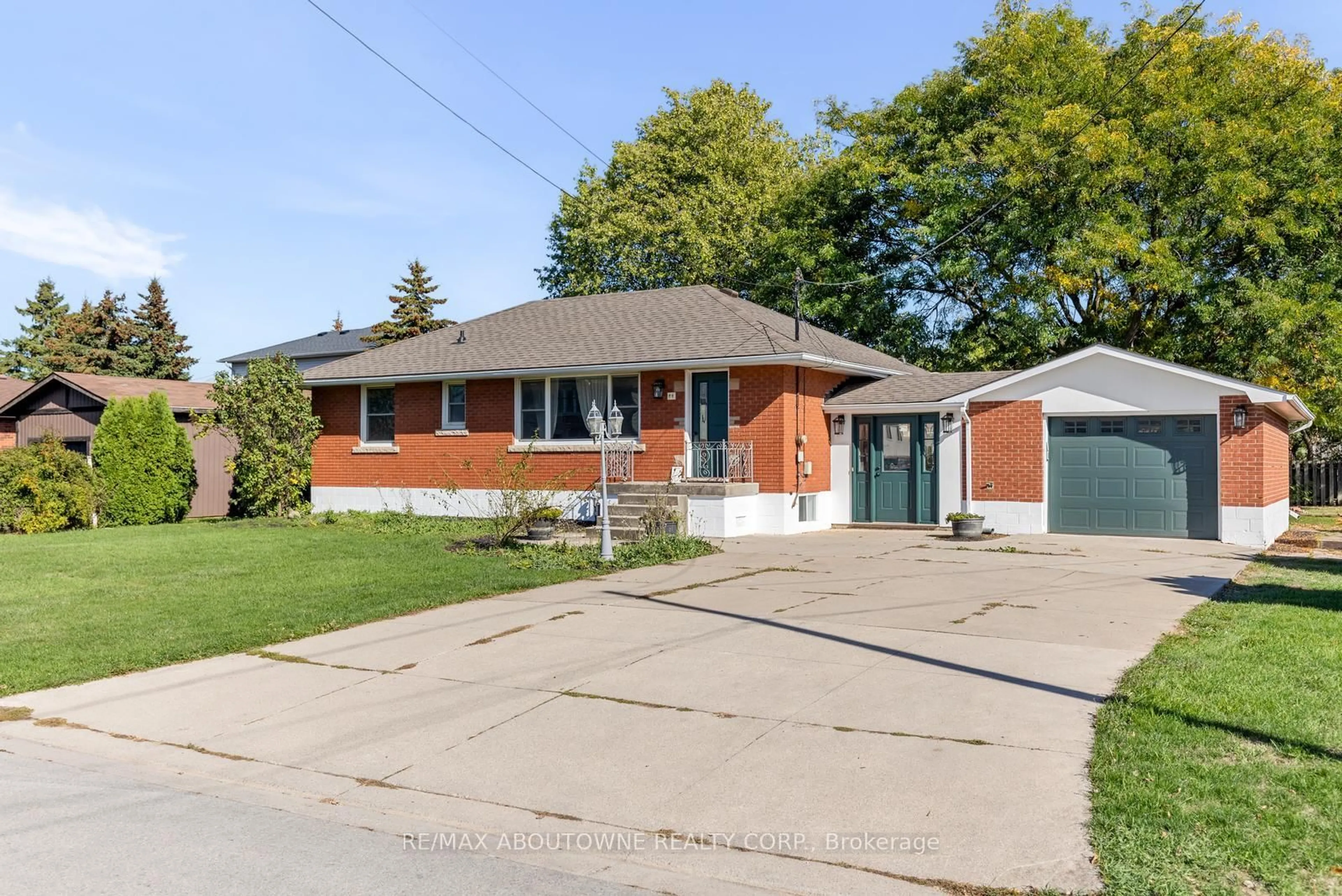 Home with brick exterior material, street for 44 West Ave, Hamilton Ontario L8E 5L5