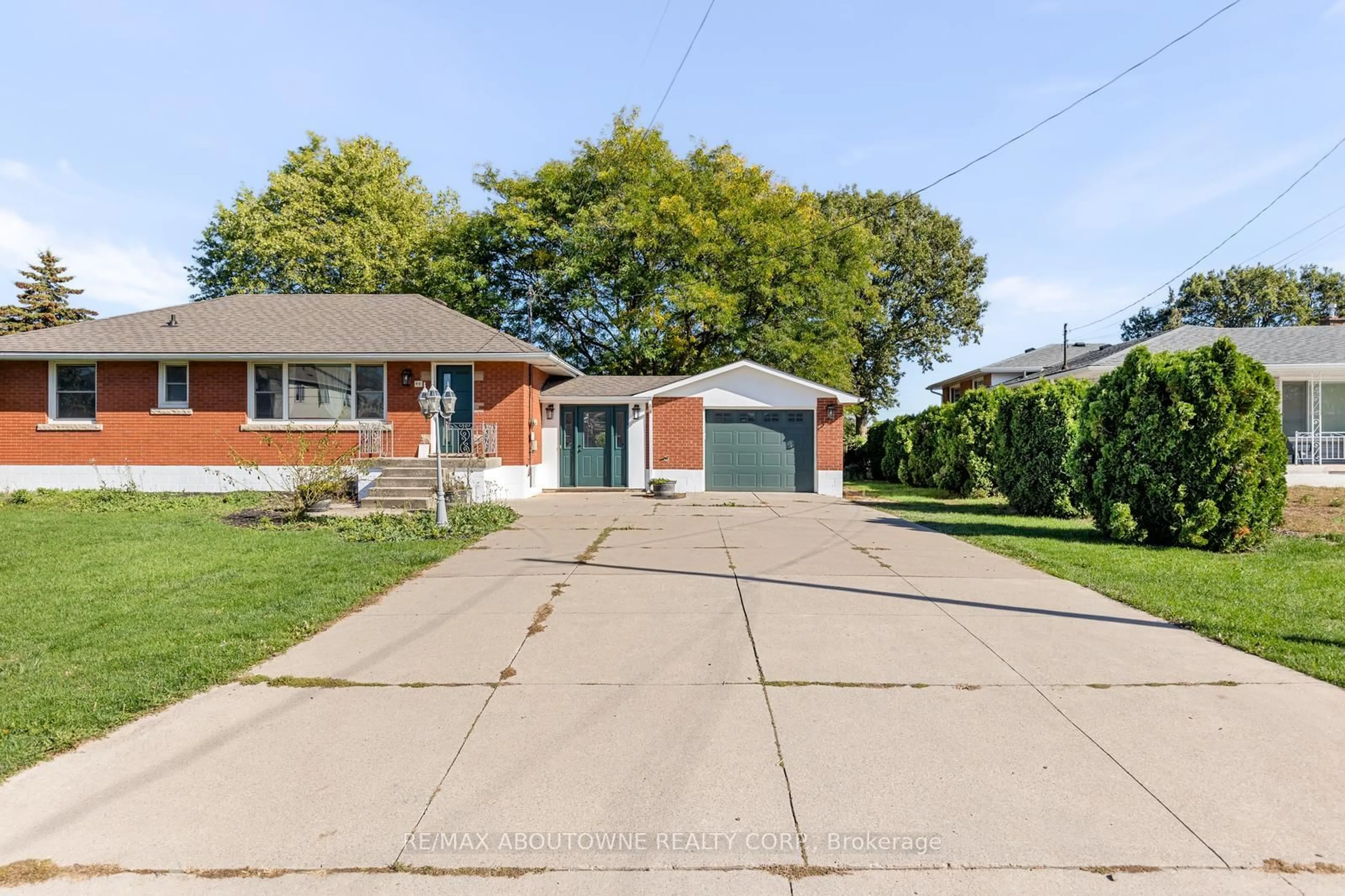 Home with brick exterior material, street for 44 West Ave, Hamilton Ontario L8E 5L5