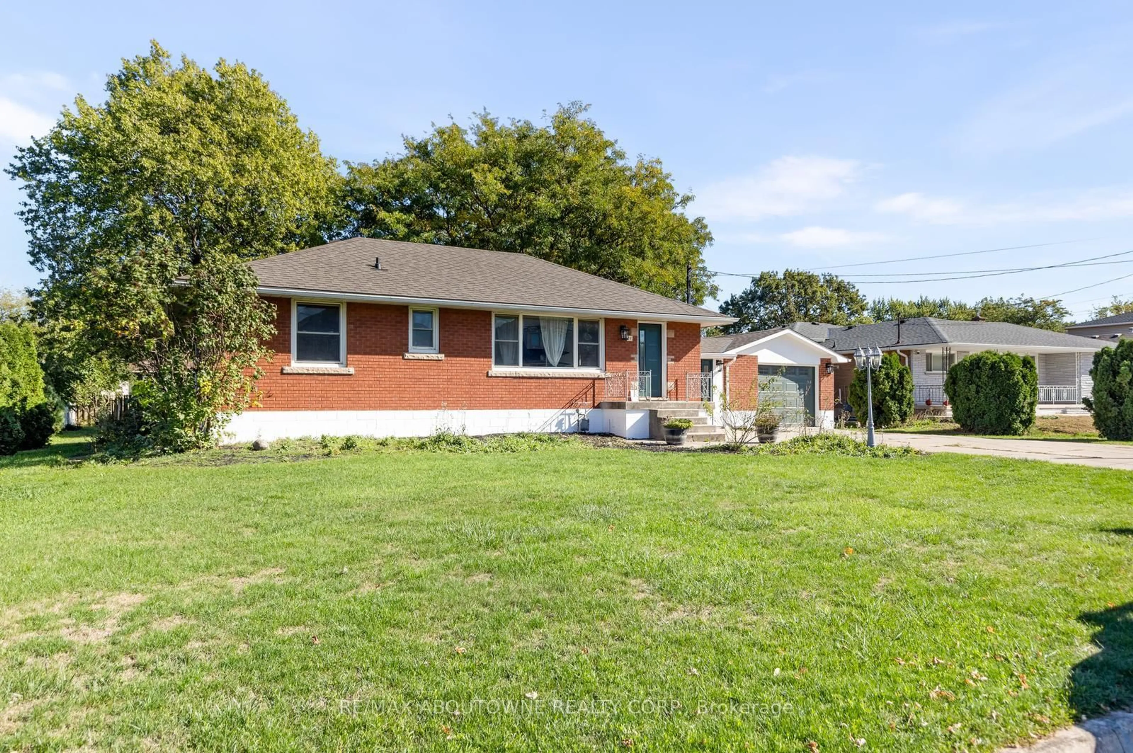 Home with brick exterior material, street for 44 West Ave, Hamilton Ontario L8E 5L5