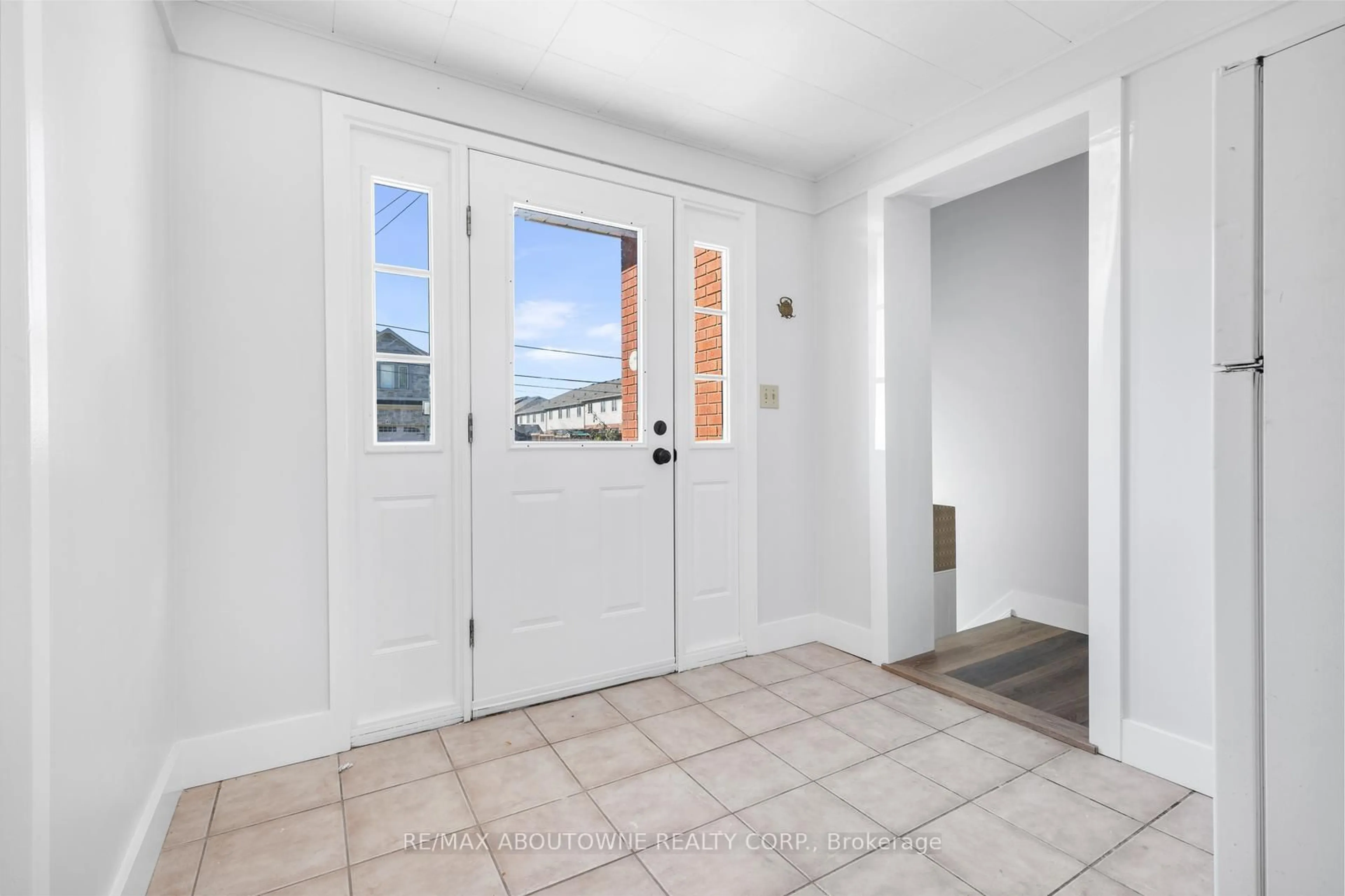 Indoor entryway for 44 West Ave, Hamilton Ontario L8E 5L5