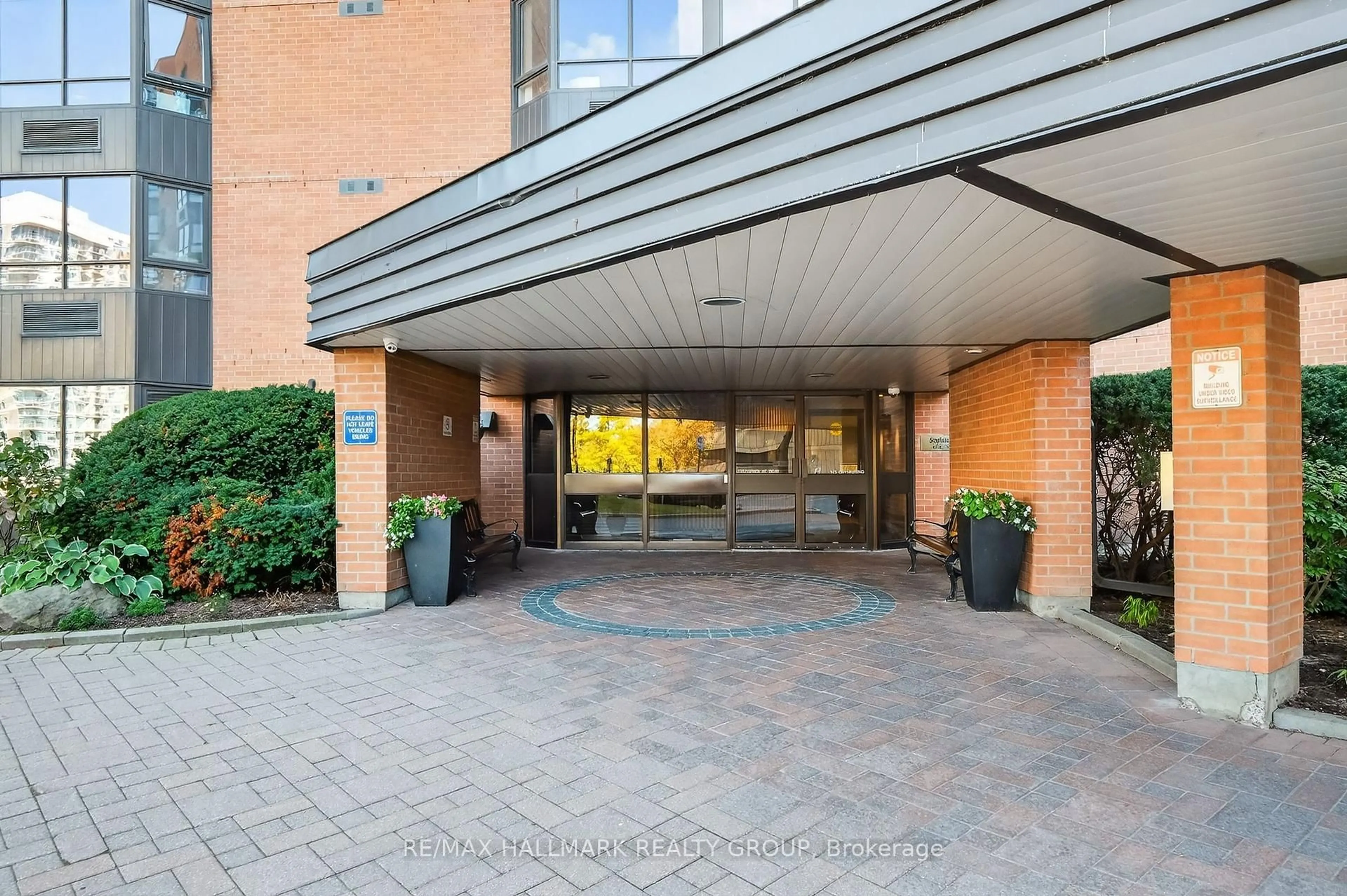 Indoor foyer for 80 Sandcastle Dr #1207, Ottawa Ontario K2H 9E7