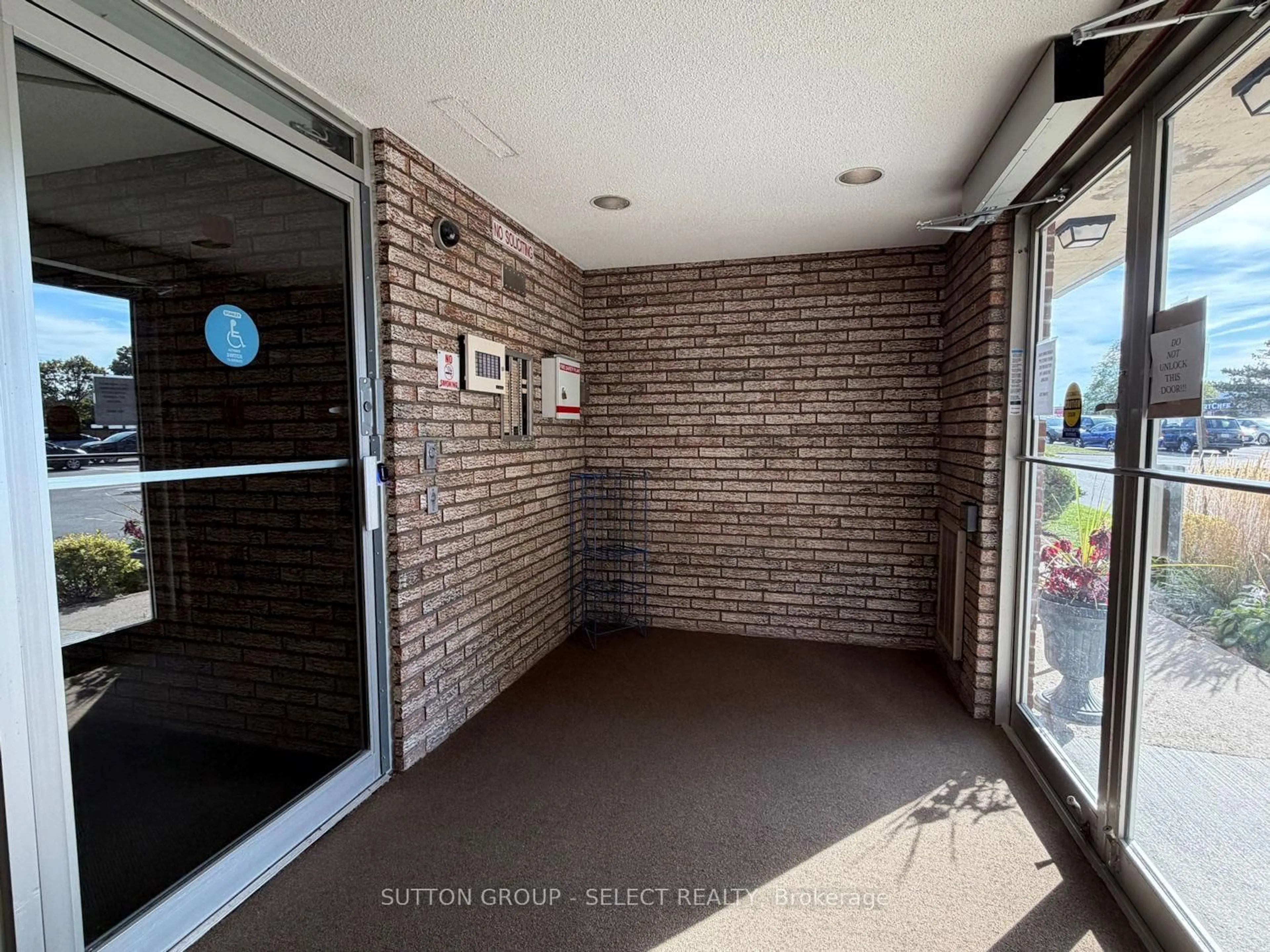 Indoor foyer for 1104 Jalna Blvd #104, London South Ontario N6E 2S6