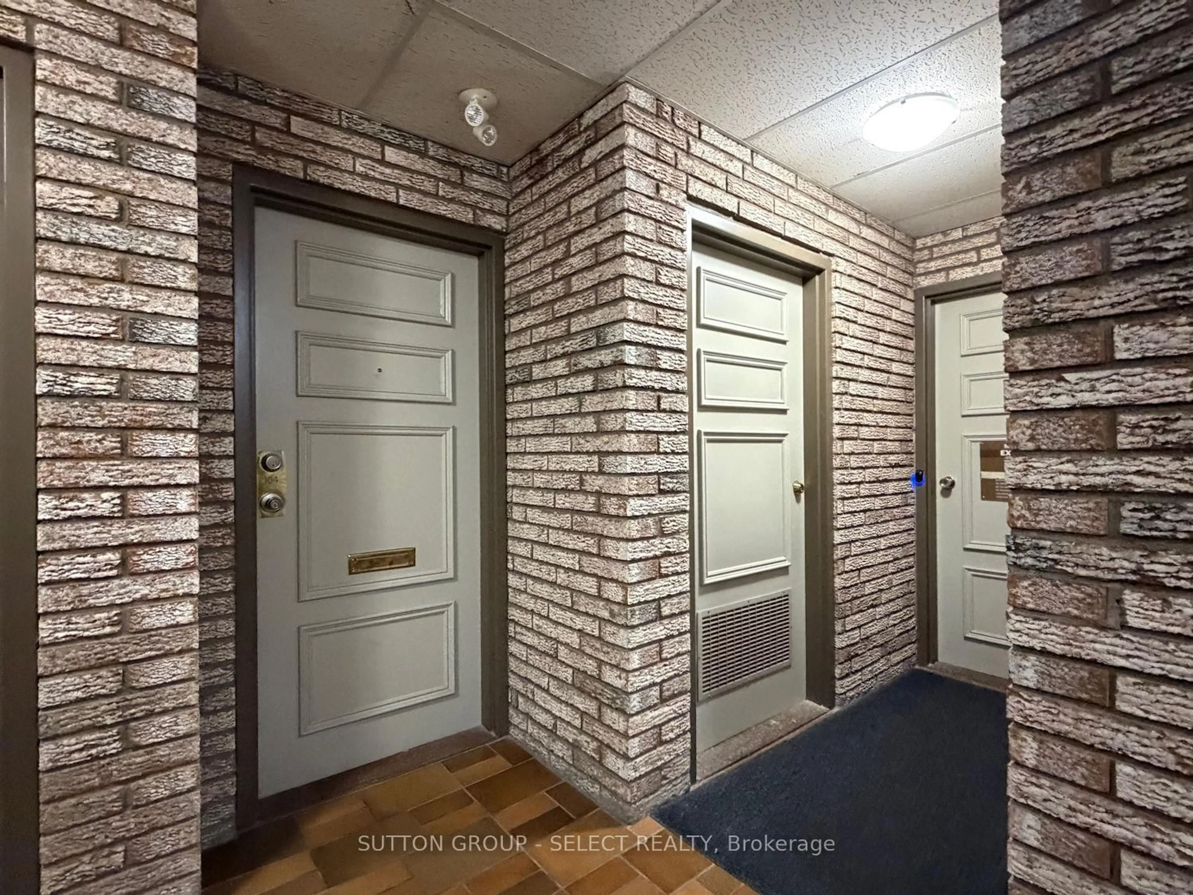 Indoor foyer for 1104 Jalna Blvd #104, London South Ontario N6E 2S6