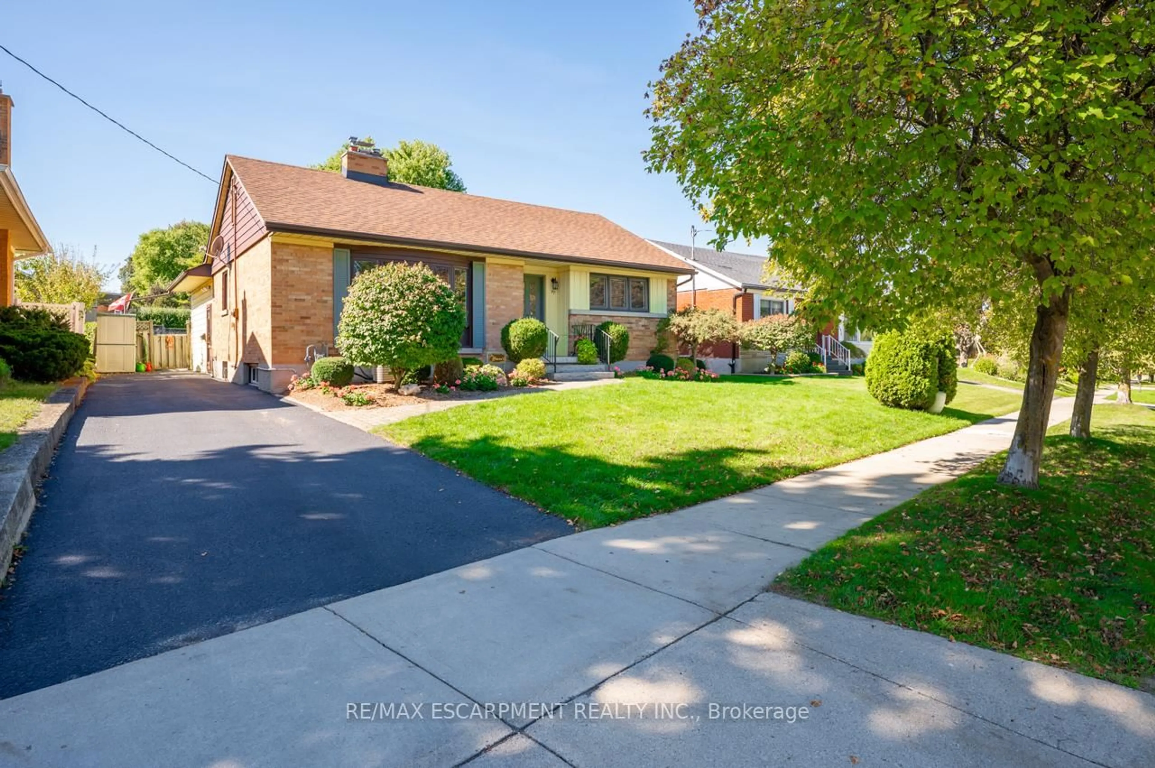A pic from outside/outdoor area/front of a property/back of a property/a pic from drone, street for 97 Ellis Cres, Waterloo Ontario N2J 2B9