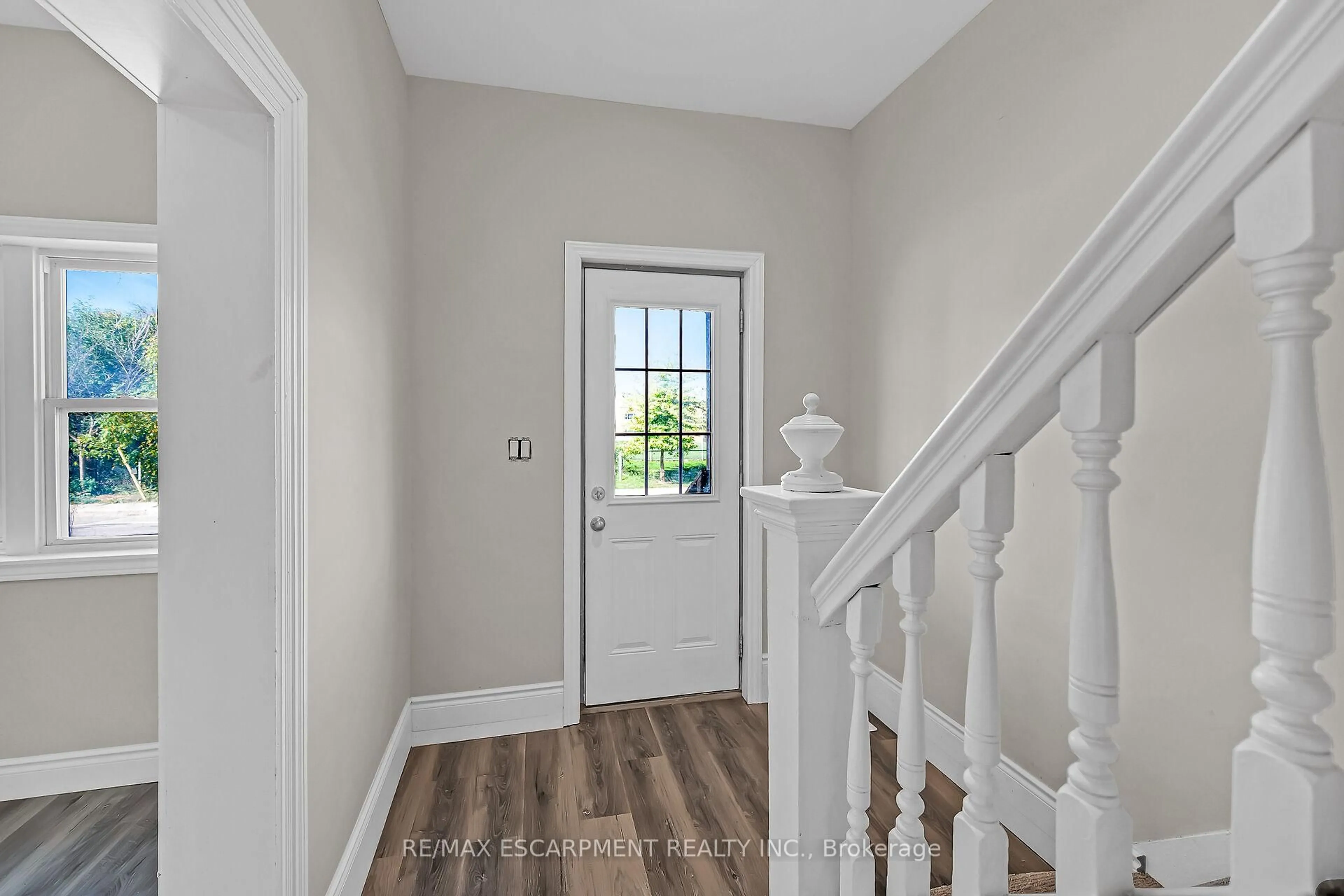Indoor entryway for 138 Sanford Ave, Hamilton Ontario L8L 5Z5