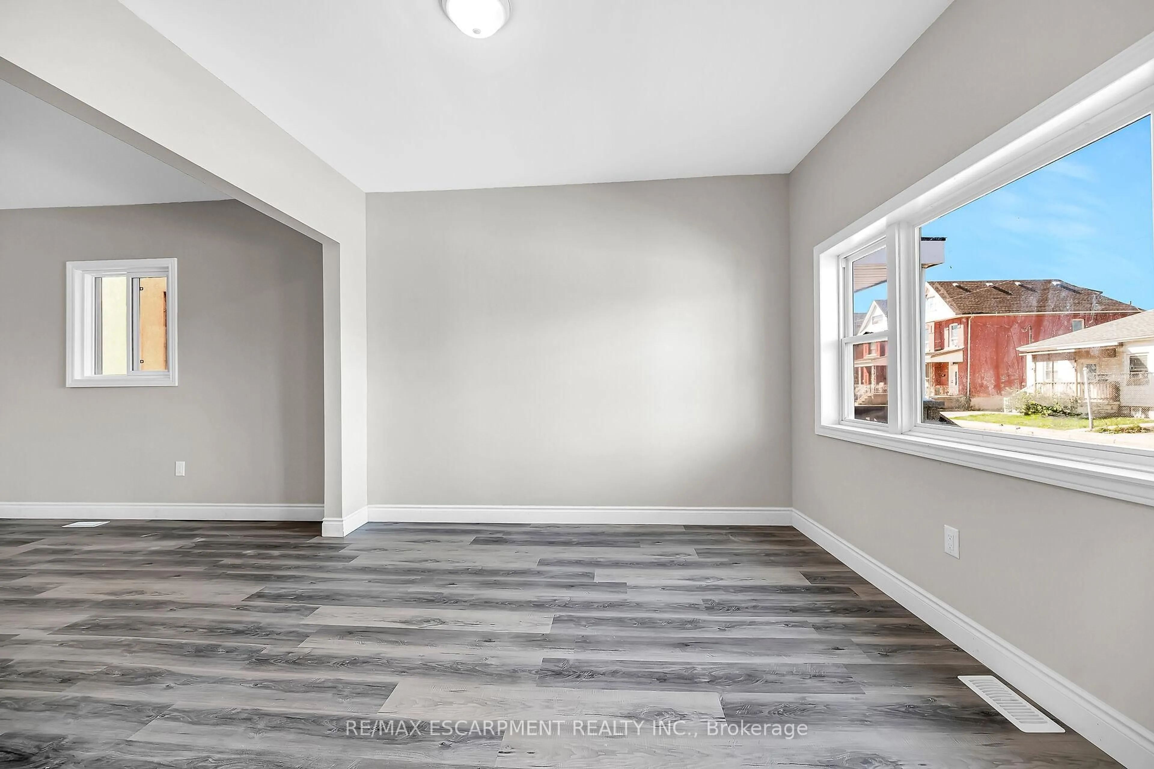 A pic of a room for 138 Sanford Ave, Hamilton Ontario L8L 5Z5
