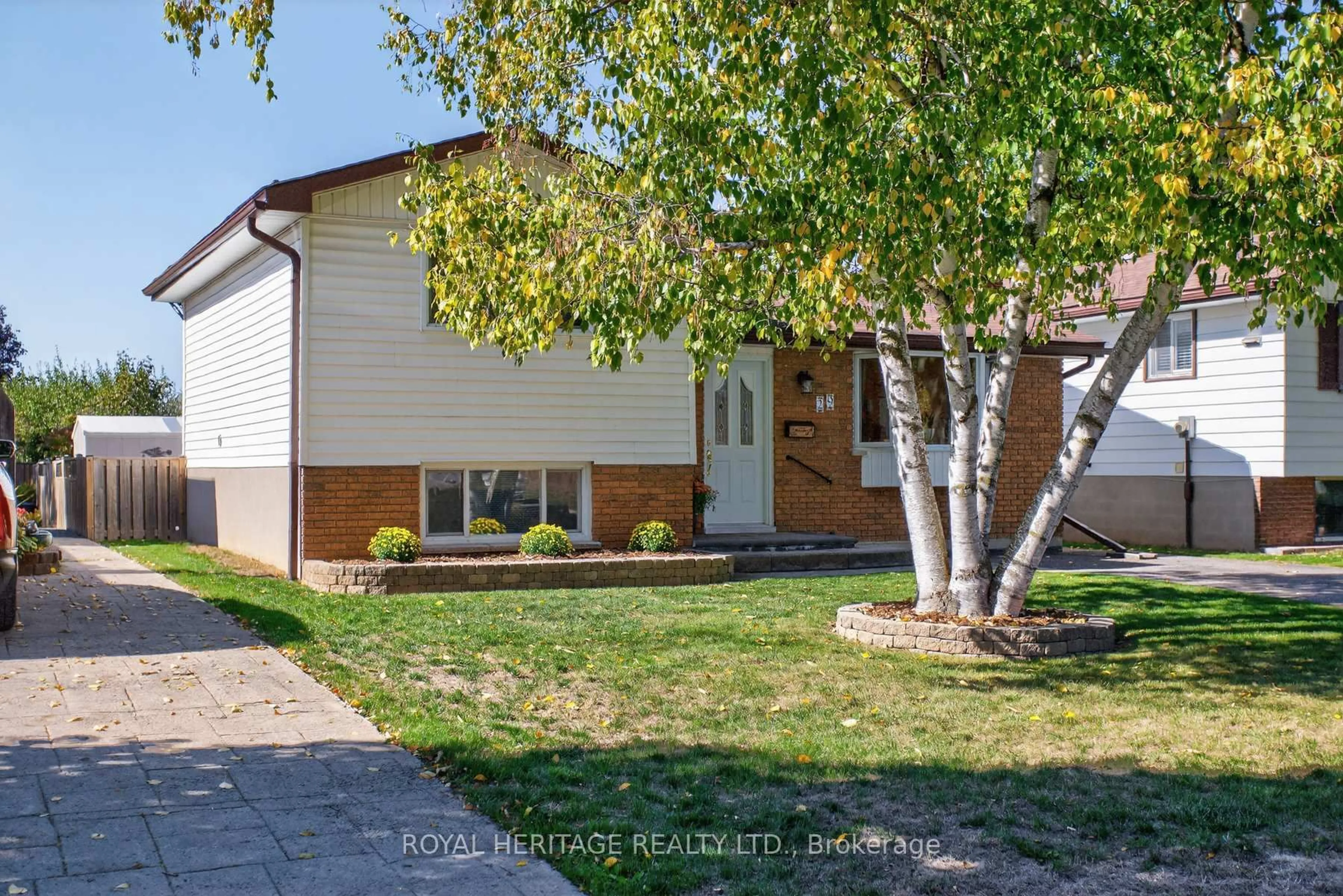 Home with vinyl exterior material, street for 29 Rideau Cres, Peterborough Ontario K9J 1G7