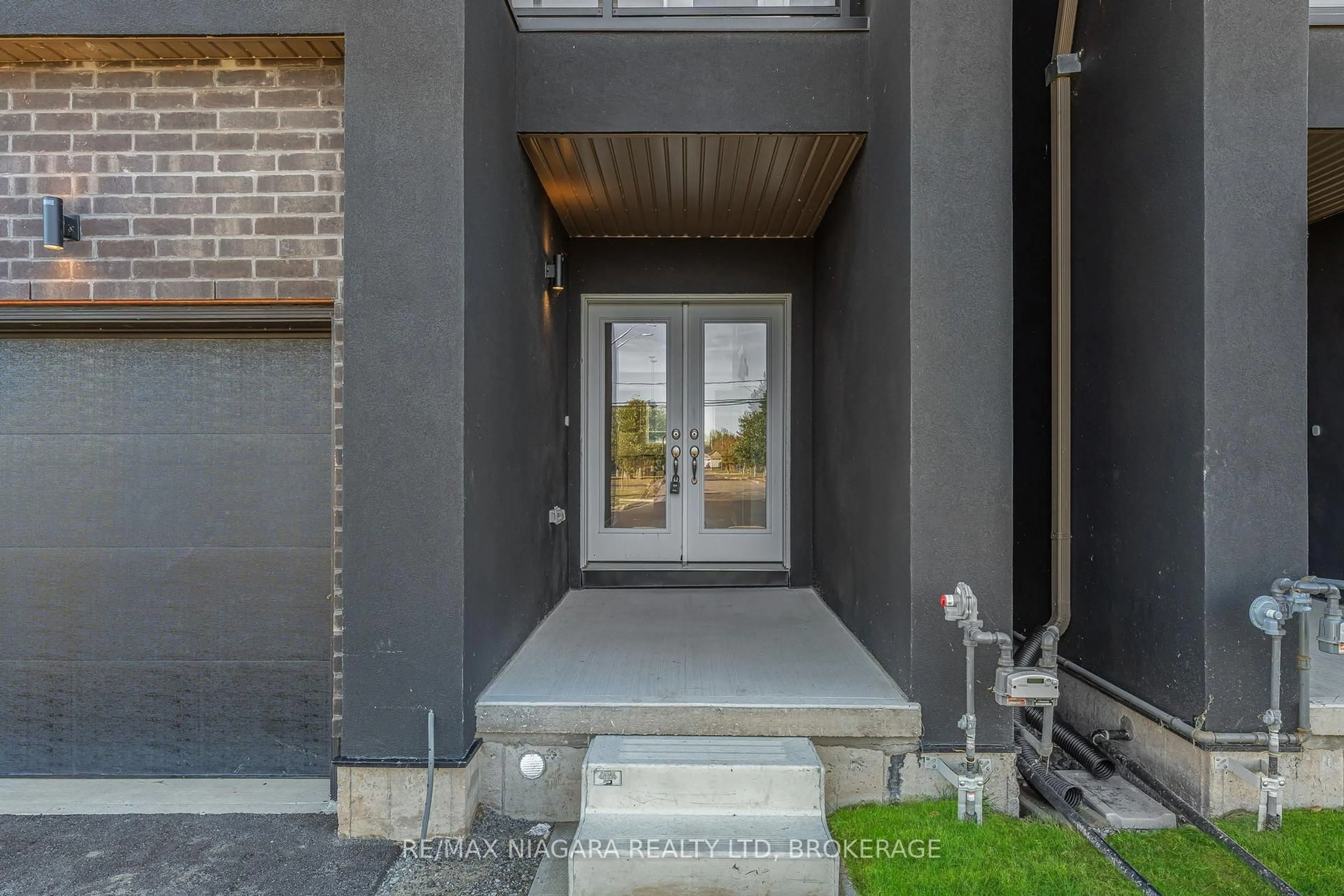 Indoor entryway for 3219 DOMINION Rd, Fort Erie Ontario L0S 1N0